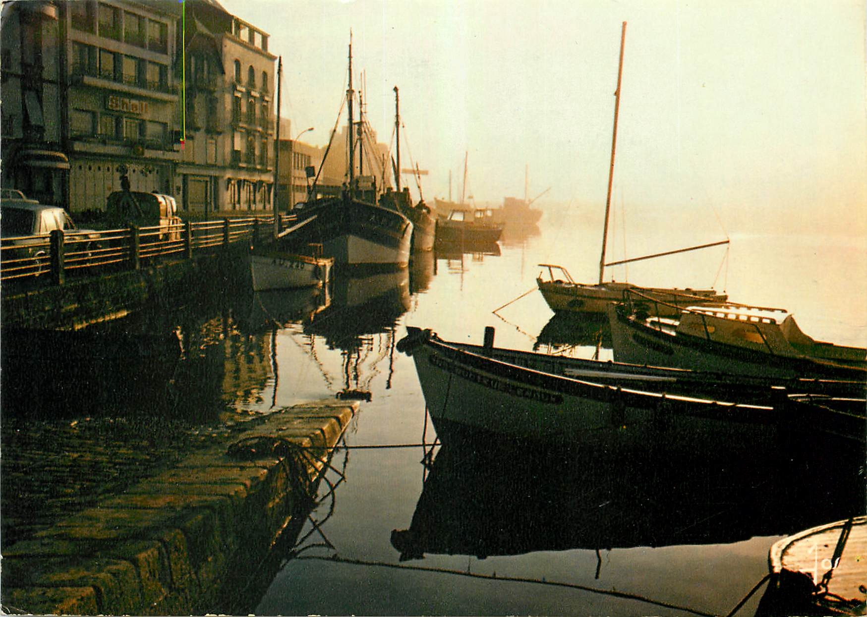 CPM La Bretagne en Couleurs Audierne Le port de peche dans la brume du matin 