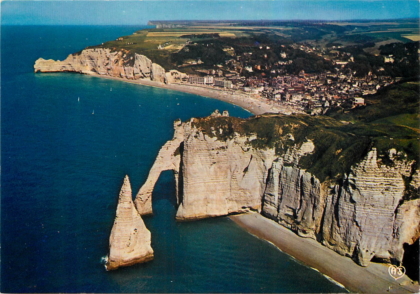 CPM La Cote Normande Etretat Seine Mme L'Aiguille la Porte d'Aval la Plage et les Falaises 