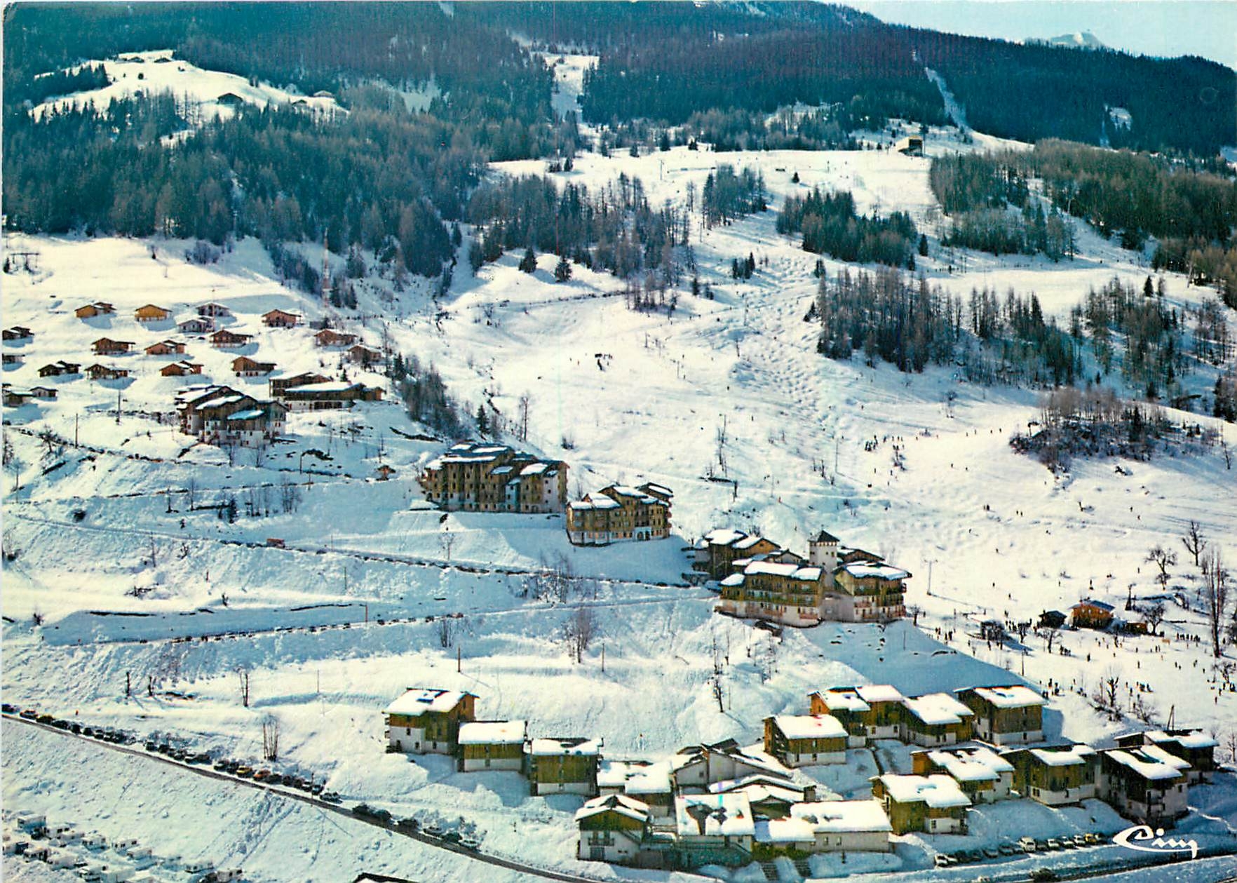 CPM Montchavin La Plagne Vue partielle aerienne de la station au premier plan le VVF