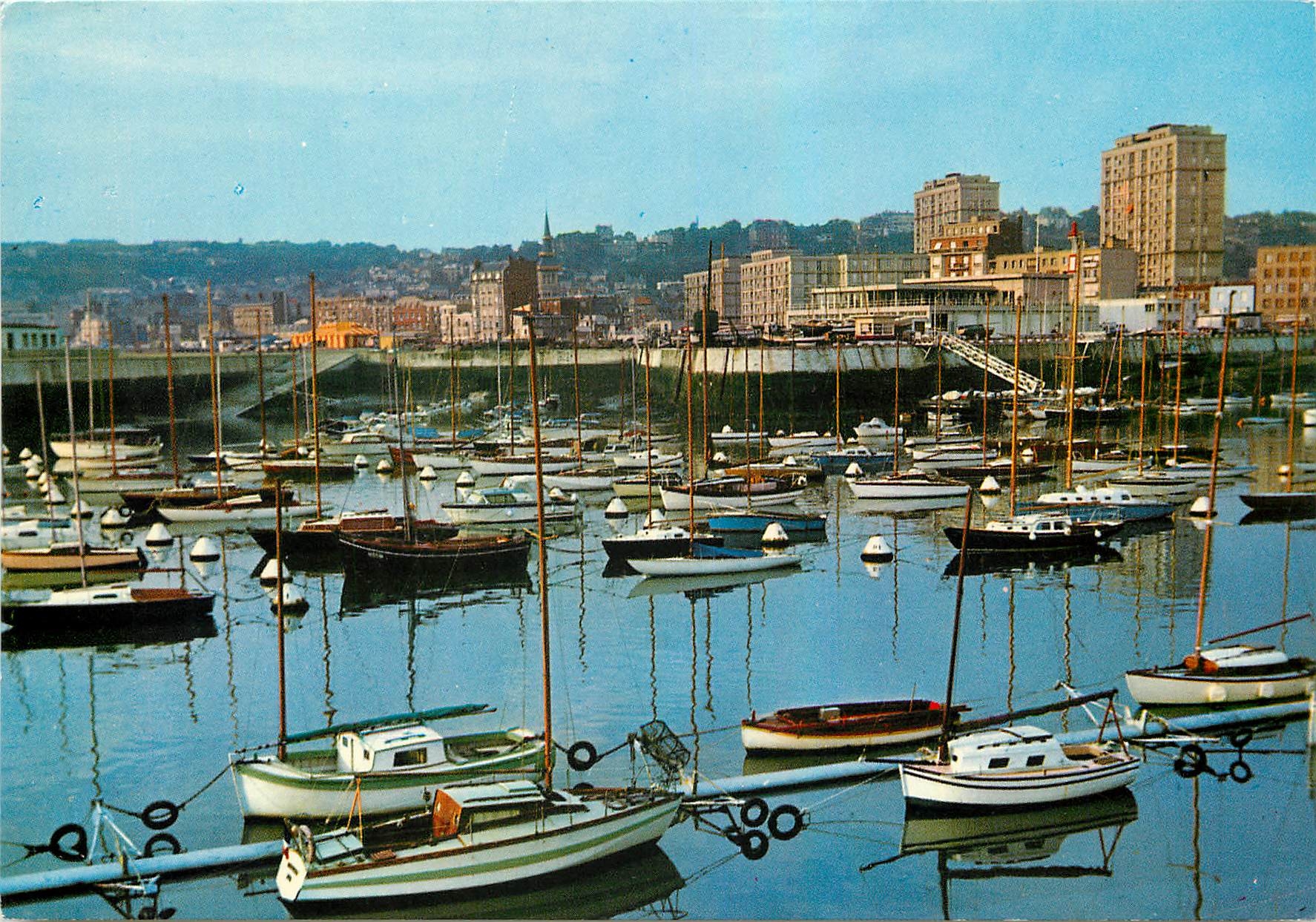 CPM Le Havre Yachts dans le Petit Port de Plaisance A droite le Cercle Nautique et la Porte Oceane 