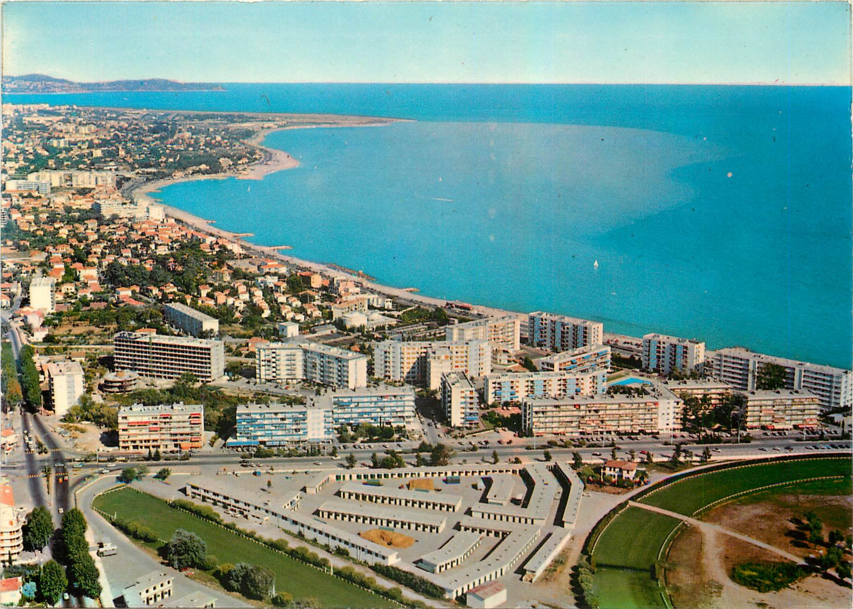 CPM Au Soleil de la Cote d'azur Cagnes sur Mer Vue aerienne de la Ville En premier plan l'hypodrome 