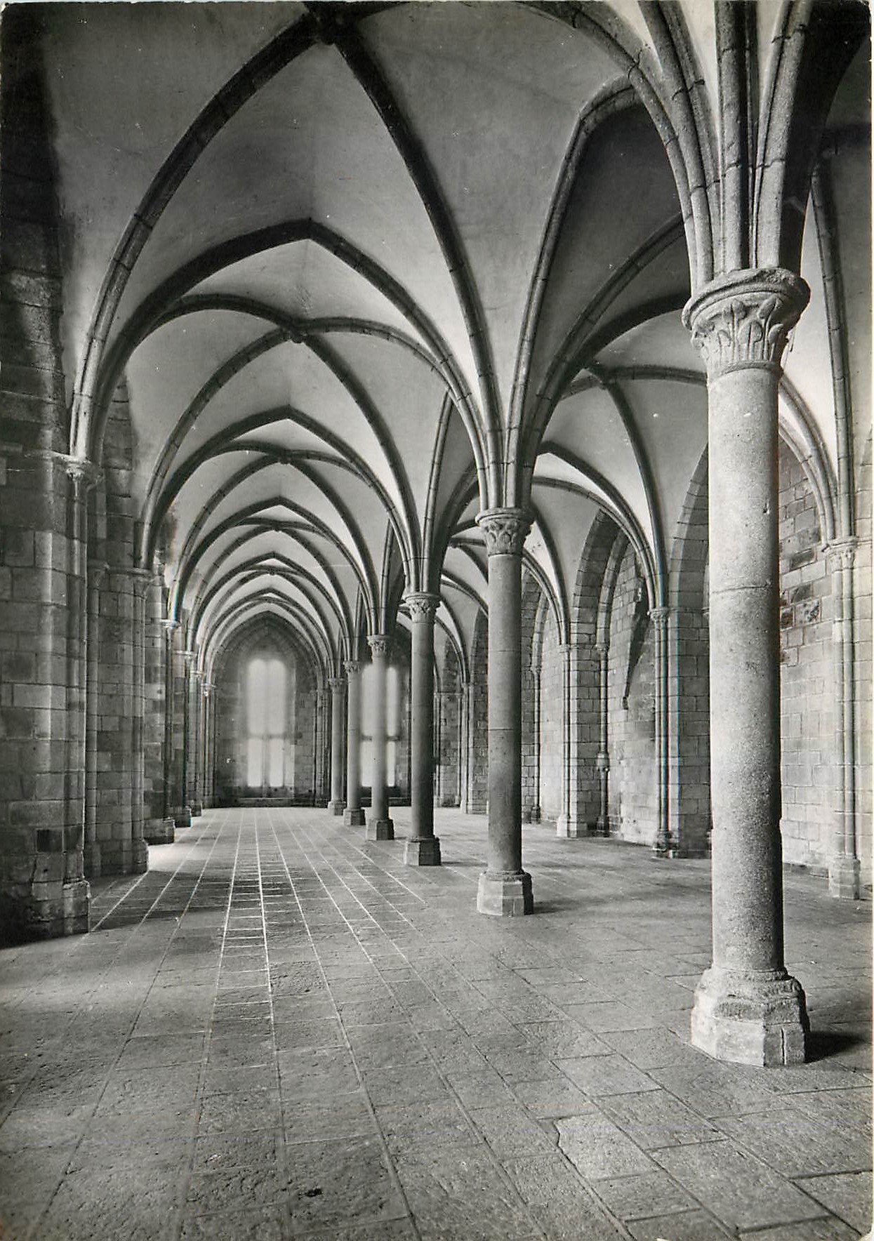 CPM Abbaye du Mont Saint Michel Manche Etage intermediaire de La Merveille Salle des Hotes 