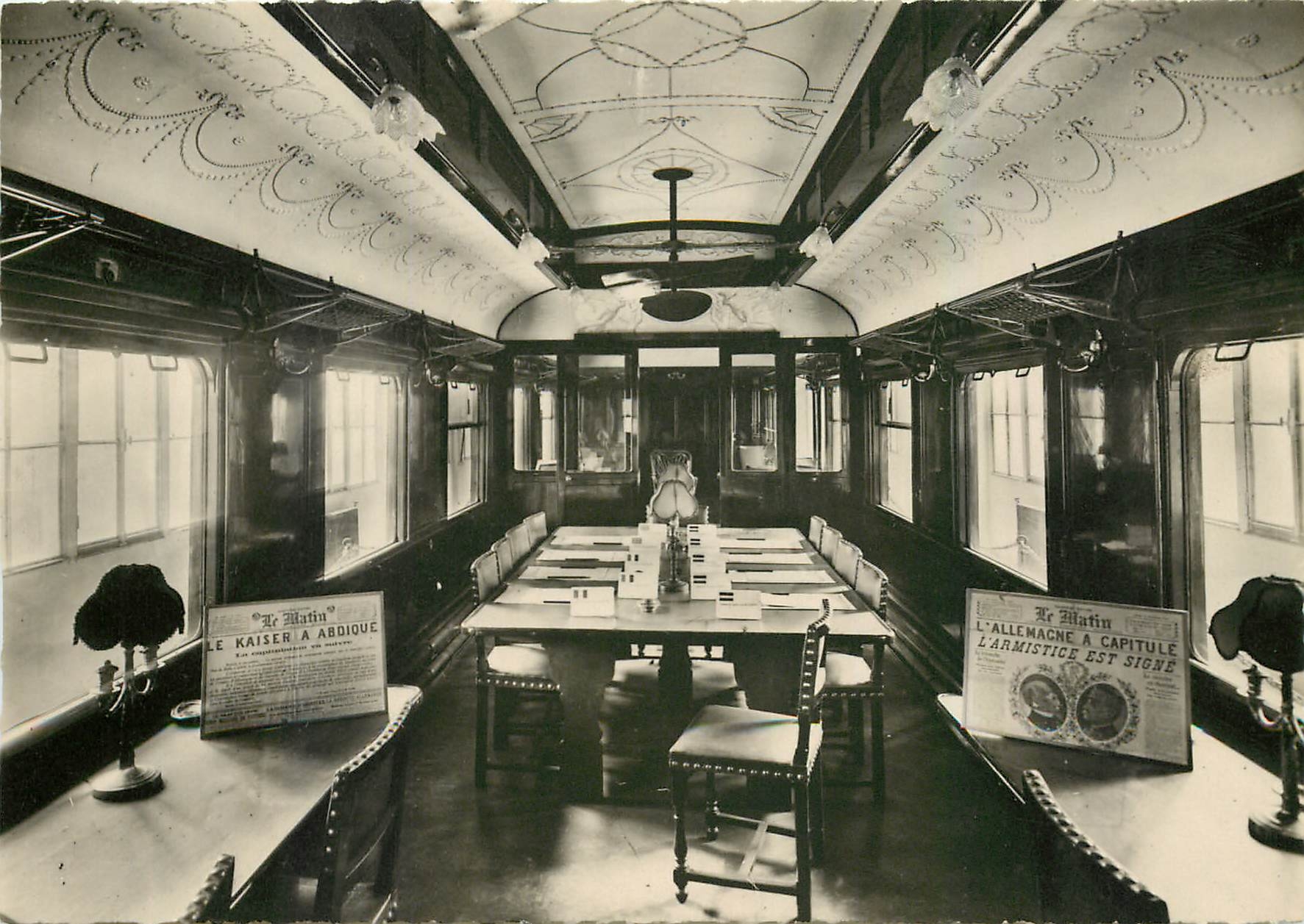 CPM Foret de Compiegne Oise Carrefour de l'Armistice Interieur du Wagon du Marechal Foch Militaria