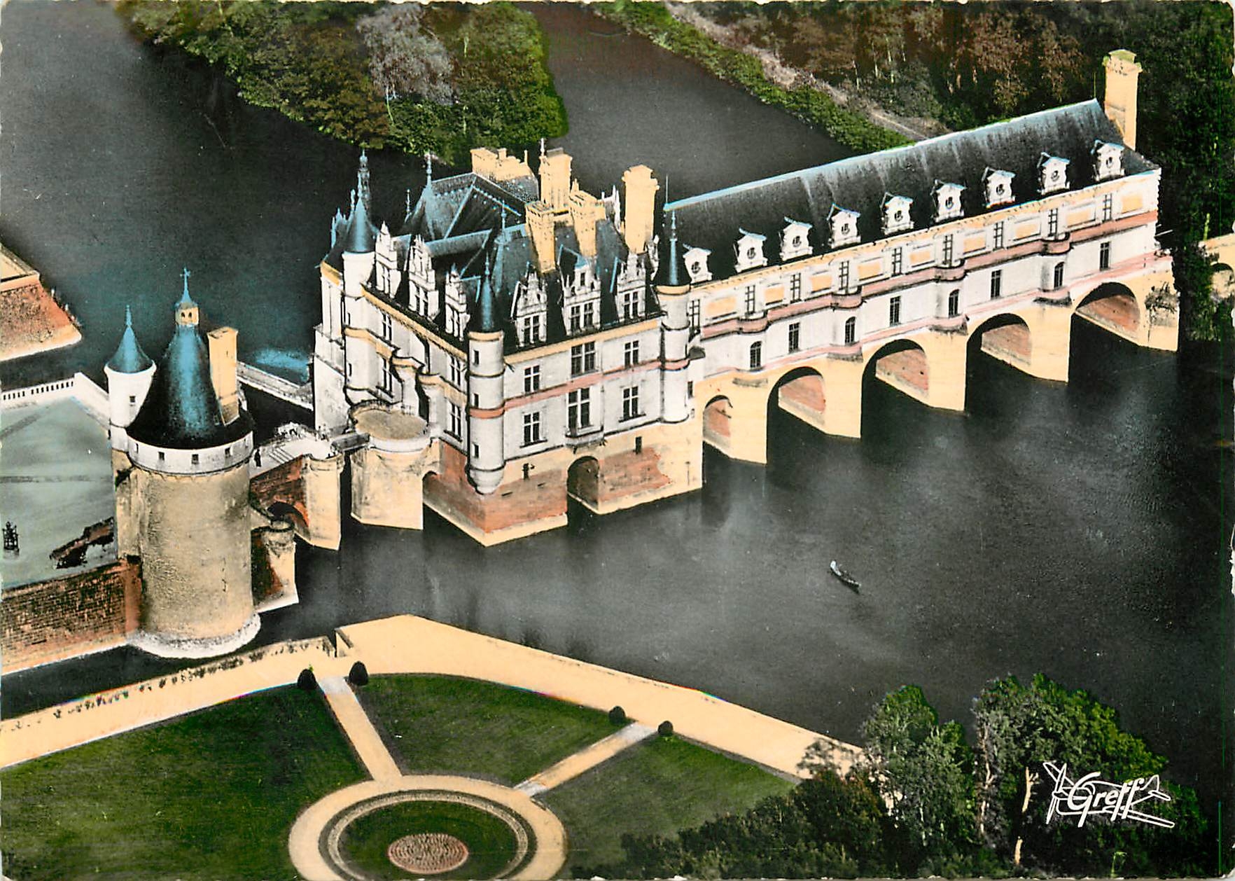 CPM En Touraine Chenonceaux Indre et Loire Vue aerienne Le Chateau sur le Cher La Tour des Marques L
