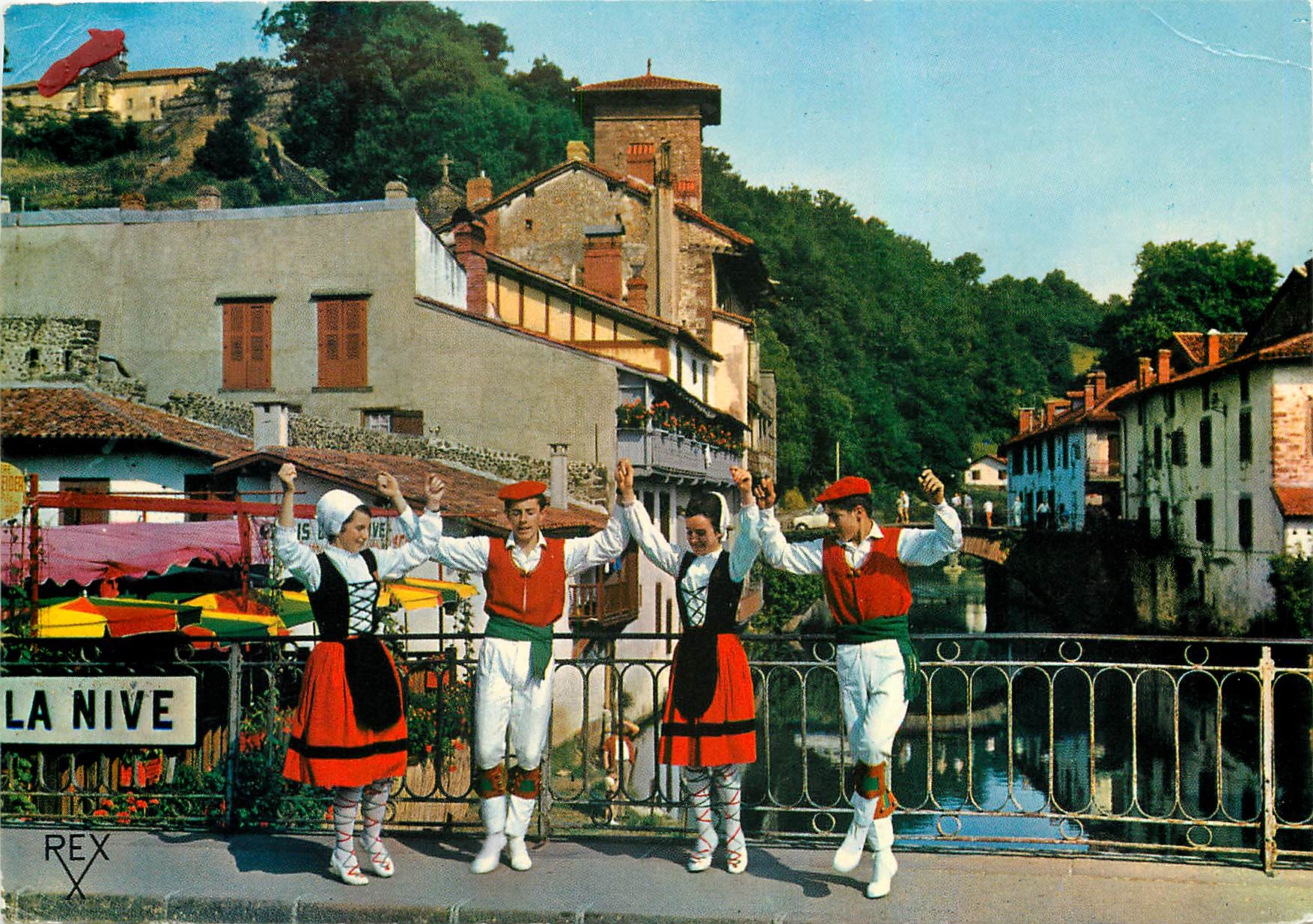 CPM St Jean Pied de Port Pyrenees Atlantiques Danseurs Basques executant le Fandango Folklore