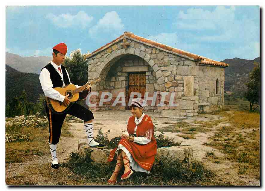 CPM Folklore Catalan Un brin d'amour pres de la Chapelle Romane 