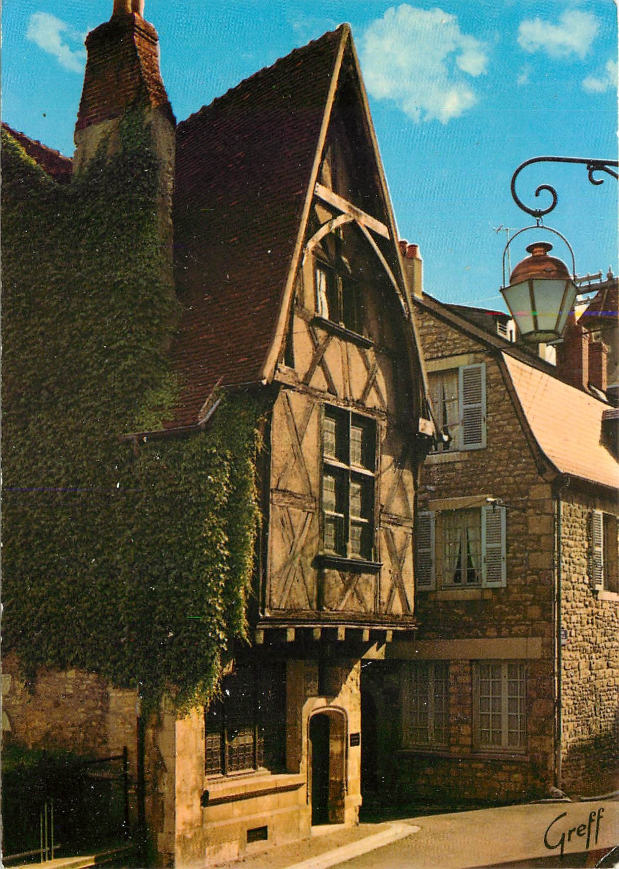 CPM Sur les Bords de la Loire Nevers Nievre Vieille maison 