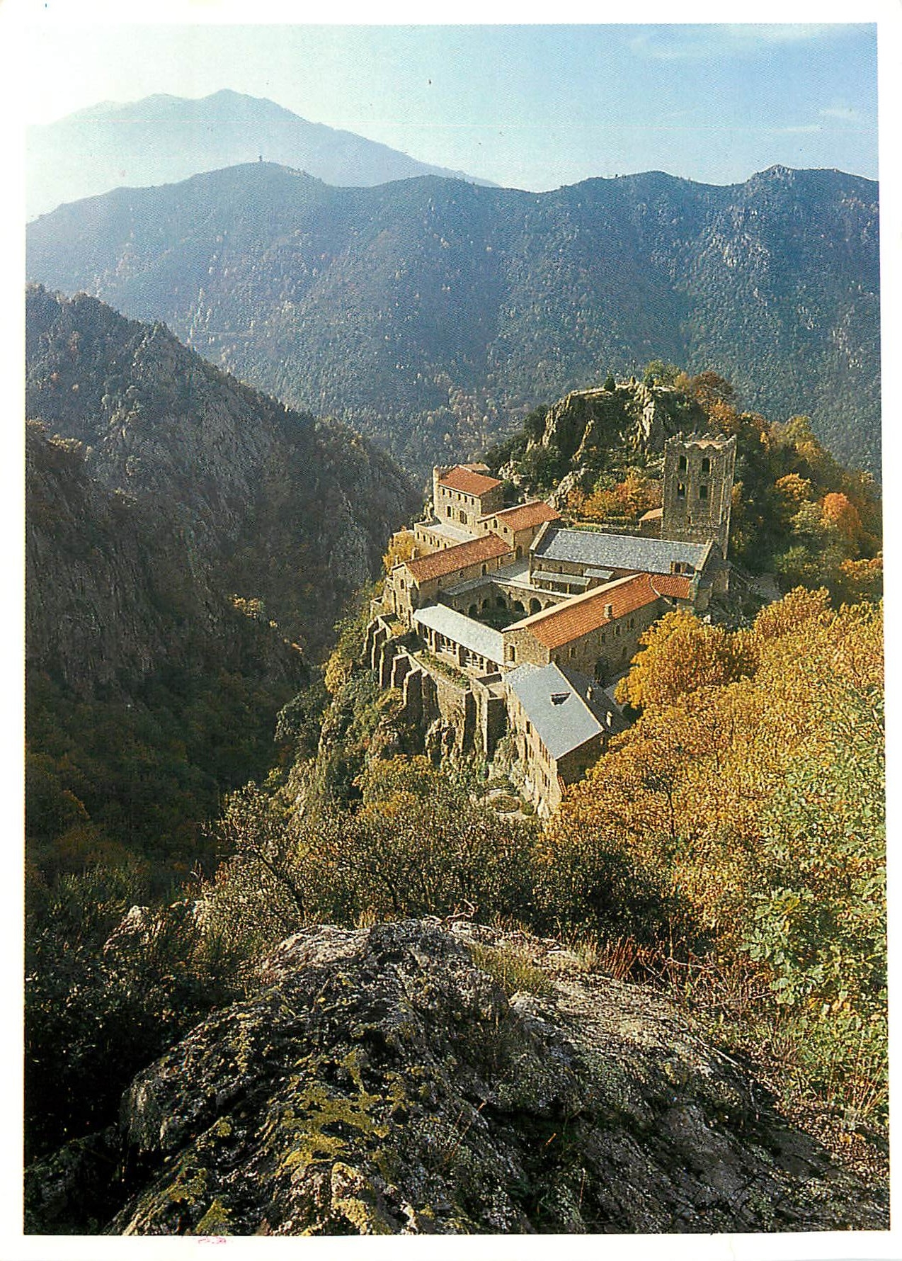 CPM Conflent Abbaye St Martin du Canigou Sur un rocher a pic 