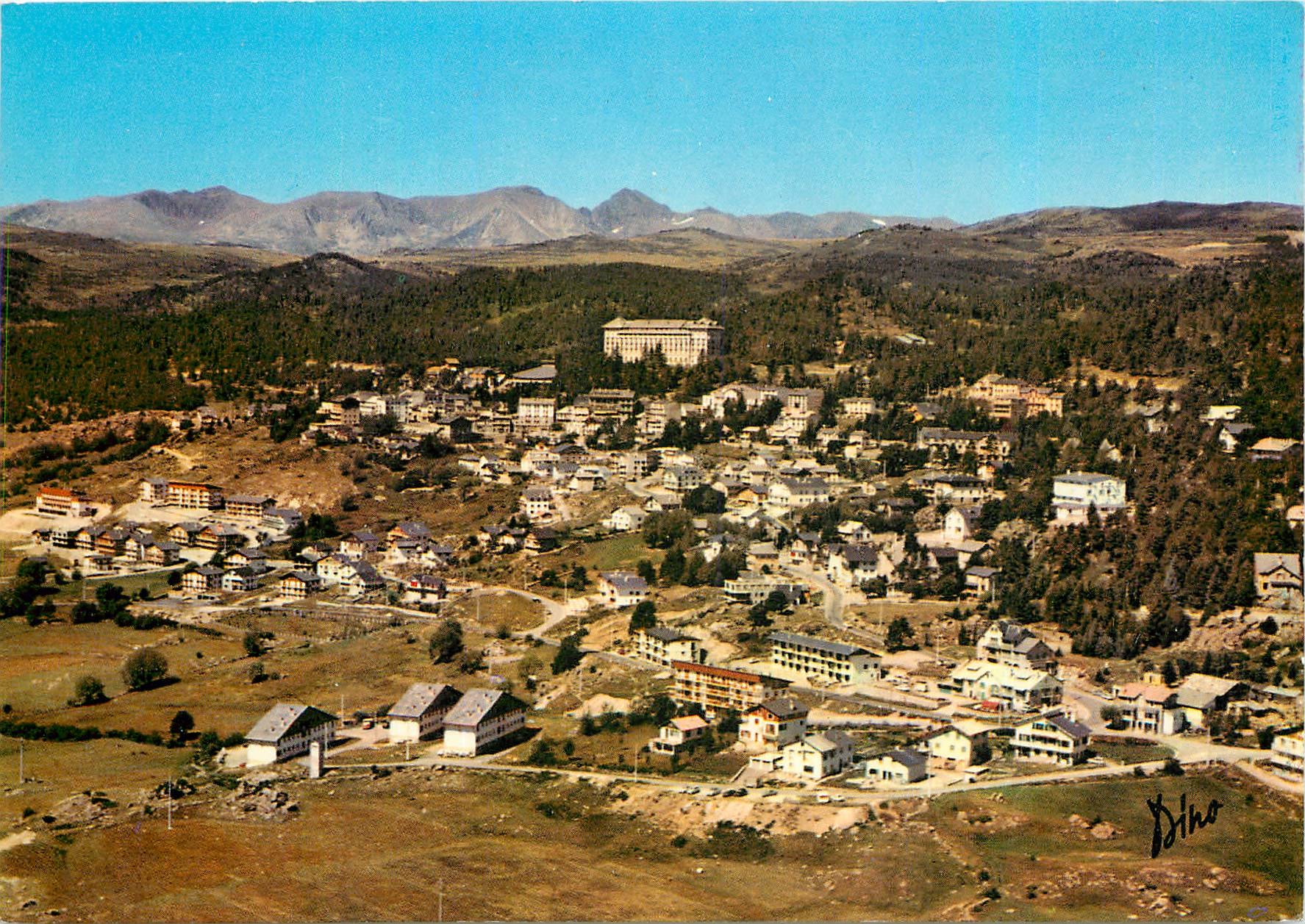 CPM Font Romeu Pyr Or Station d'ete et d'hiver Cite Preolympique Vue generale aerienne au fond le ma