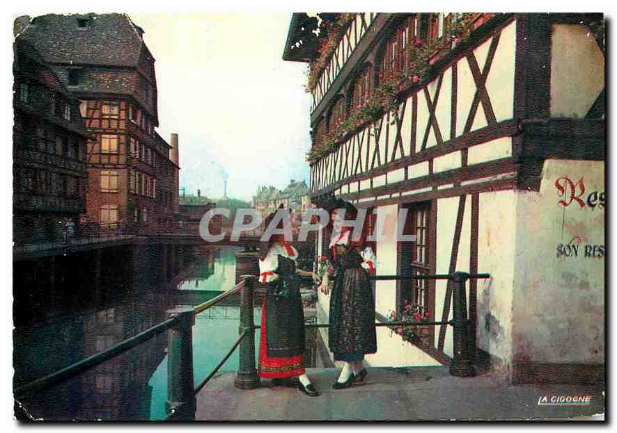 CPM L'Alsace Pittoresque Alsaciennes a la Petite France a Strasbourg 
