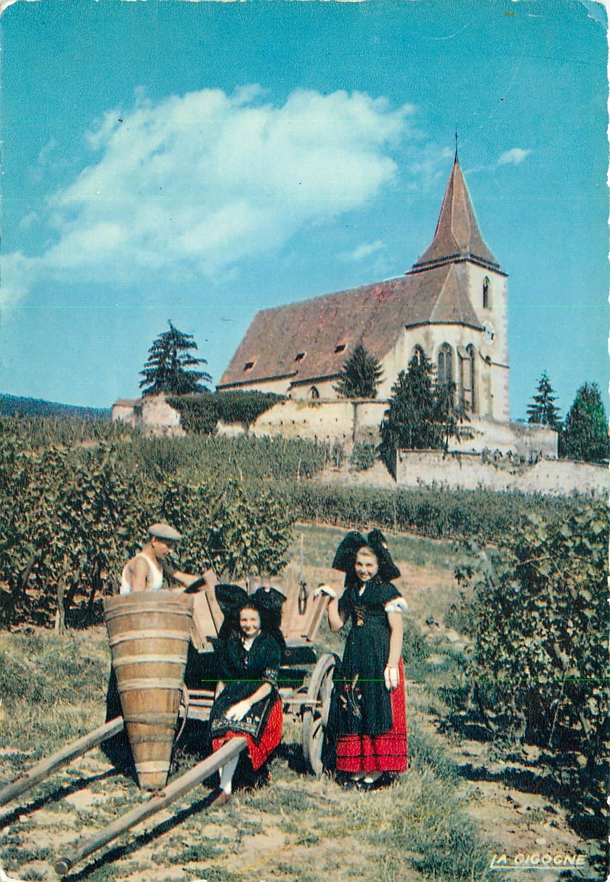 CPM L'Alsace Pittoresque Vendanges a Hunawihr devant l'eglise fortifiee 