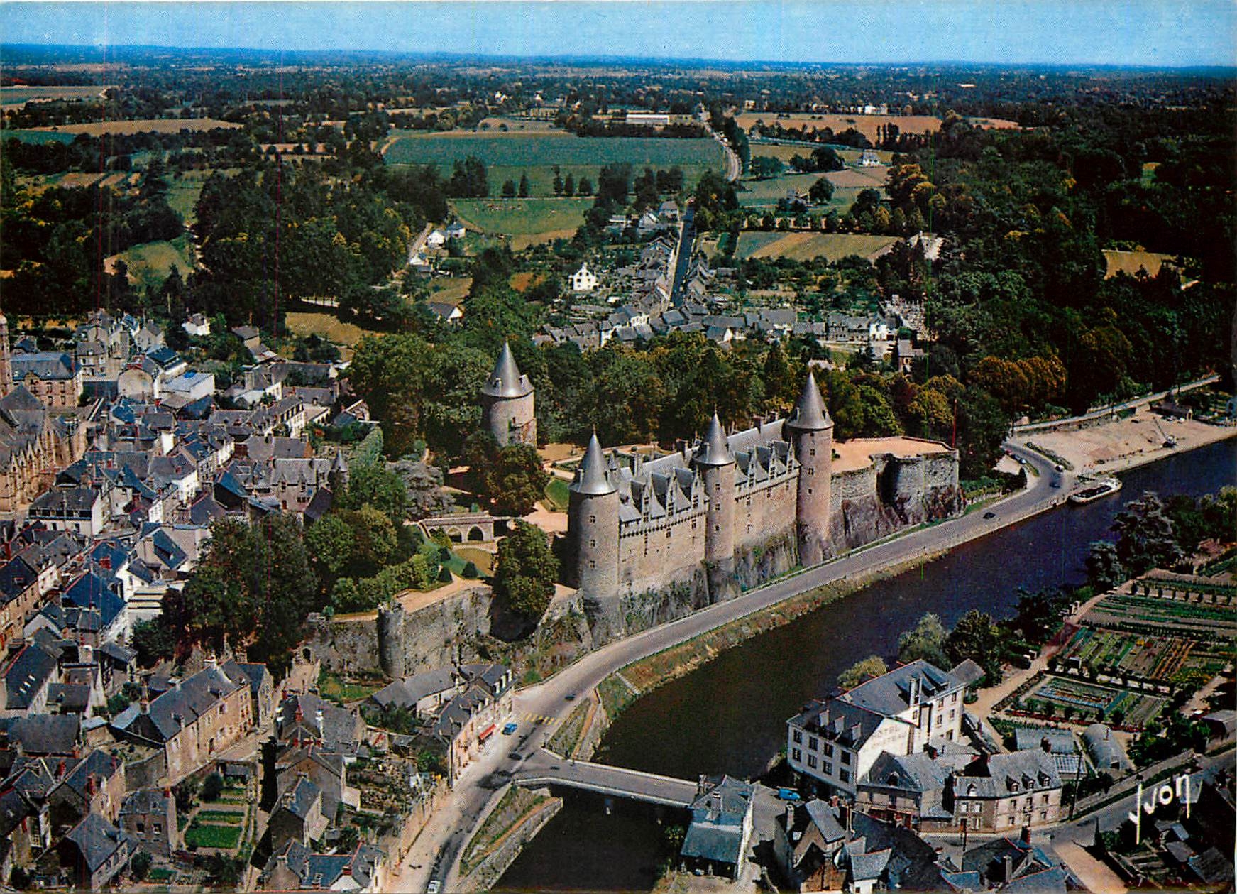 Le Château et Vue générale — Josselin (Morbihan) — Photo aérienne Alain Percéval — n°10/10508