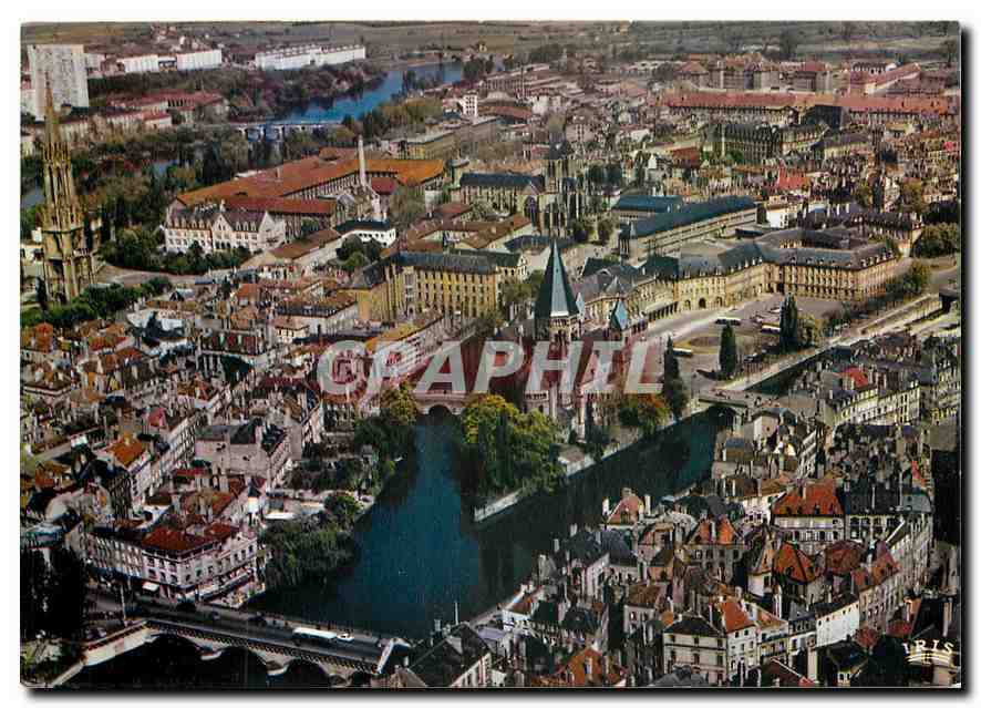 CPM Metz Lorraine Sur l'une des iles de la Moselle Le Temple Neuf et la Place de la Comedie 