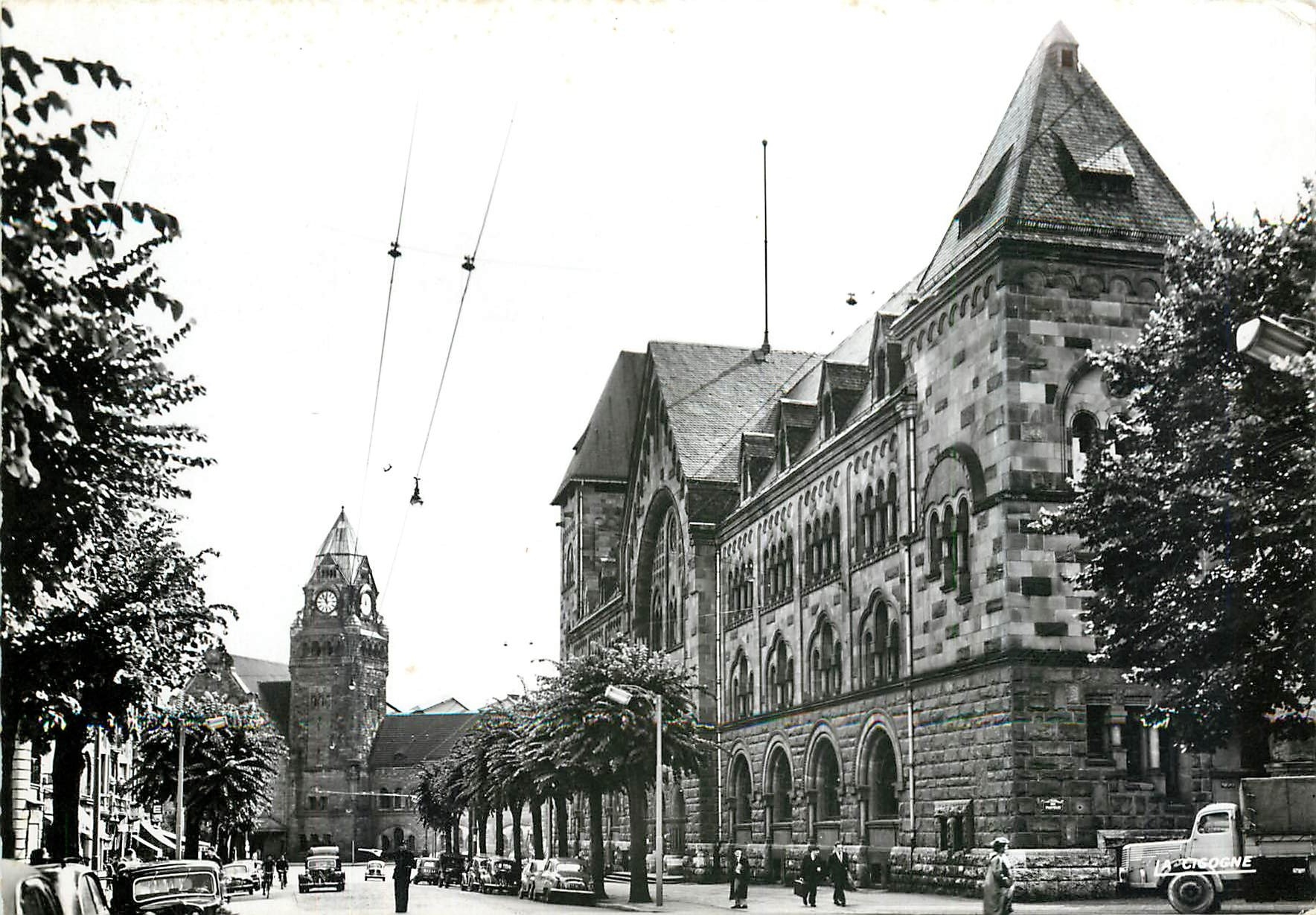 CPM Metz Moselle L'Hotel des Postes et la Gare 