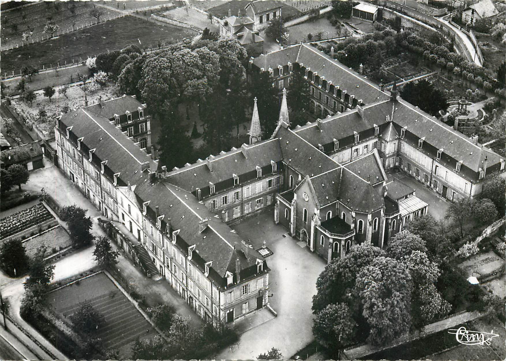 CPM Nevers Nievre Maison Mere des Sceurs de la Charite de Nevers Couvent Saint Gildard Vue aerienne 