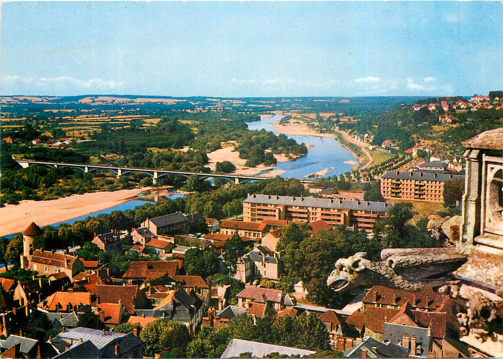 CPM Nevers Nievre Vue generale des bords de la Loire 