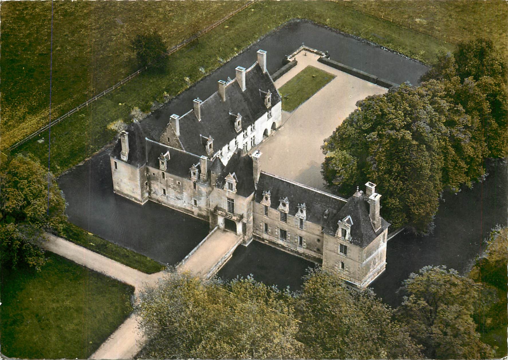 CPM Nievre Vue aerienne du Chateau des Granges Sully la Tour