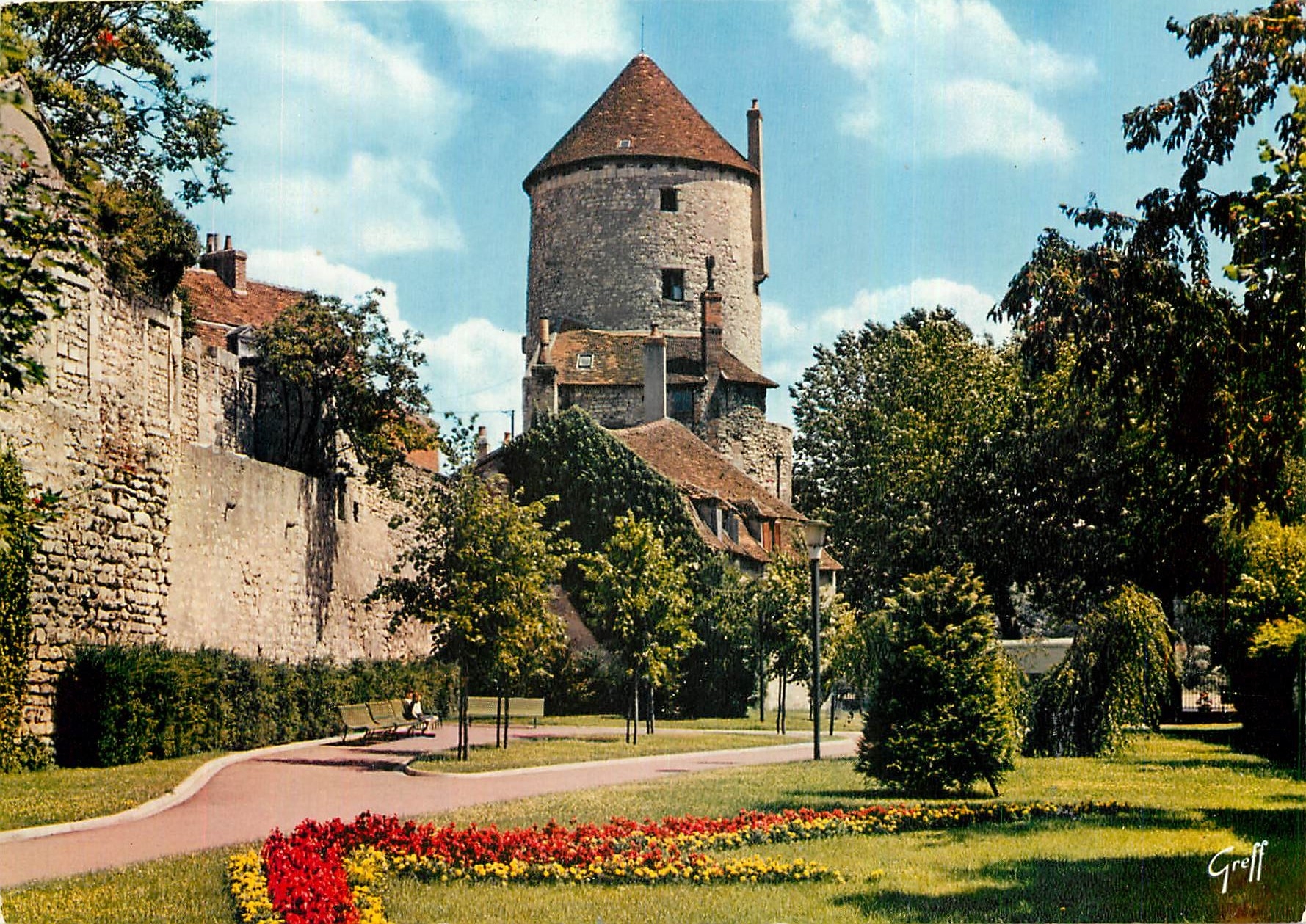 CPM Sur les bords de la Loire Nevers Nievre La promenade des remparts et la Tour Goguin 