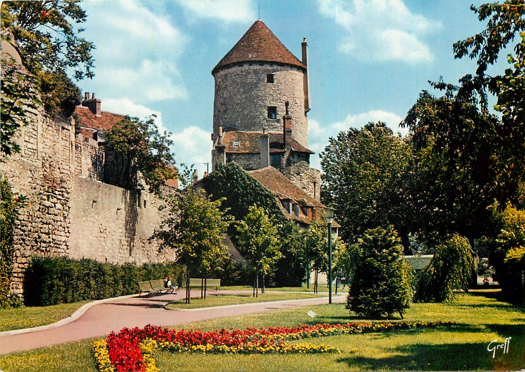 CPM Sur les bords de la Loire Nevers Nievre La promenade des remparts et la Tour Goguin 