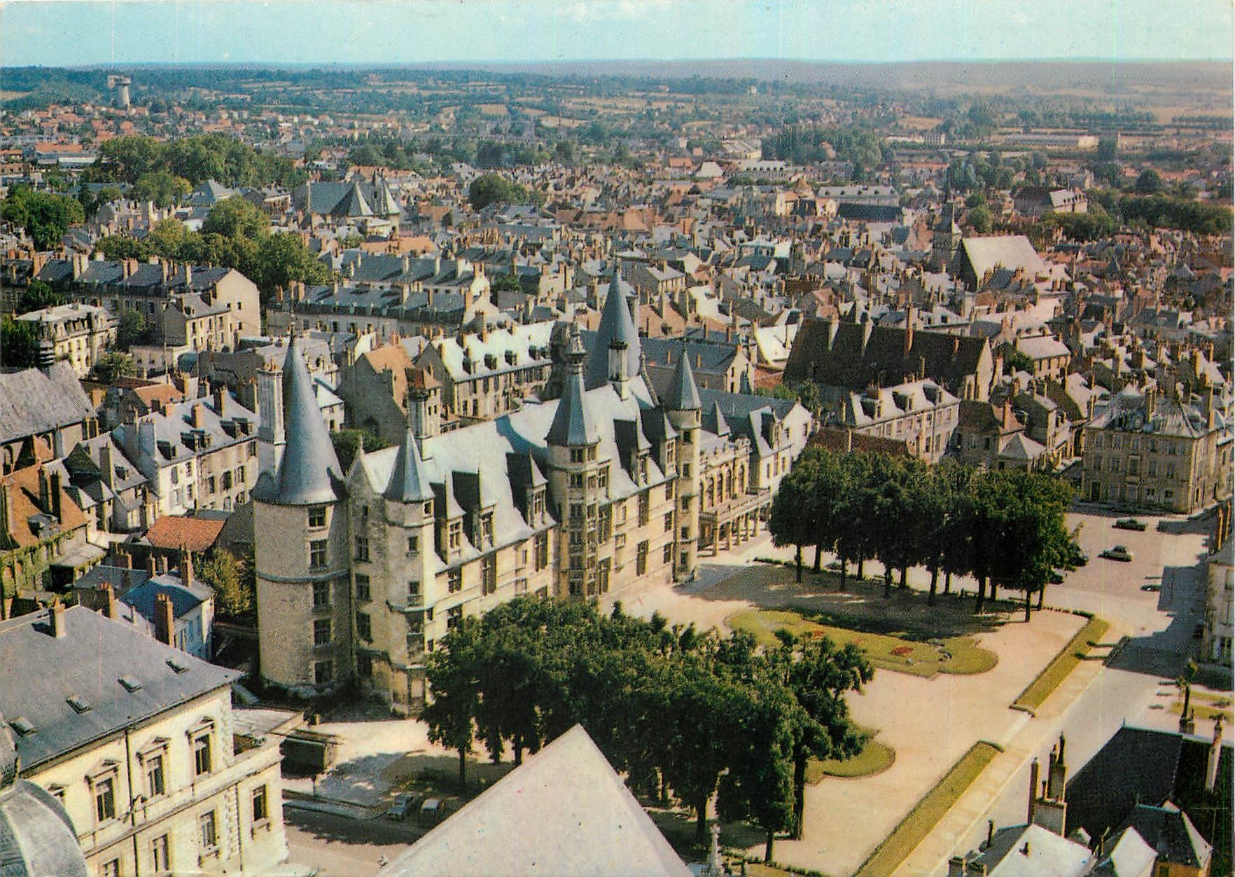 CPM Nevers Nievre Le Palais Ducal et vue generale 