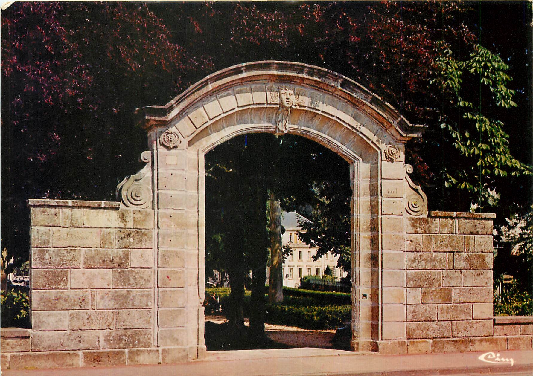 CPM Bourbonne les Bains Hte Marne l'ancien porte 