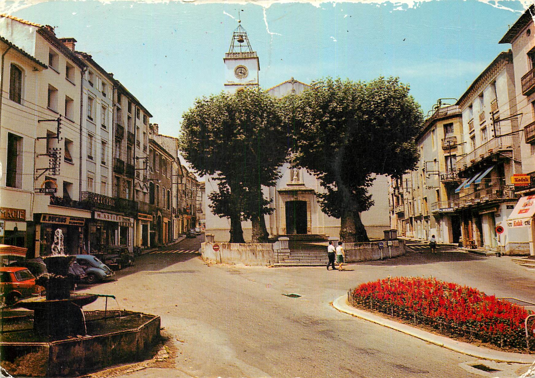 CPM Le Vigan Gard Les Cevennes Touristiques l'Eglise et le vieille Fontaine 