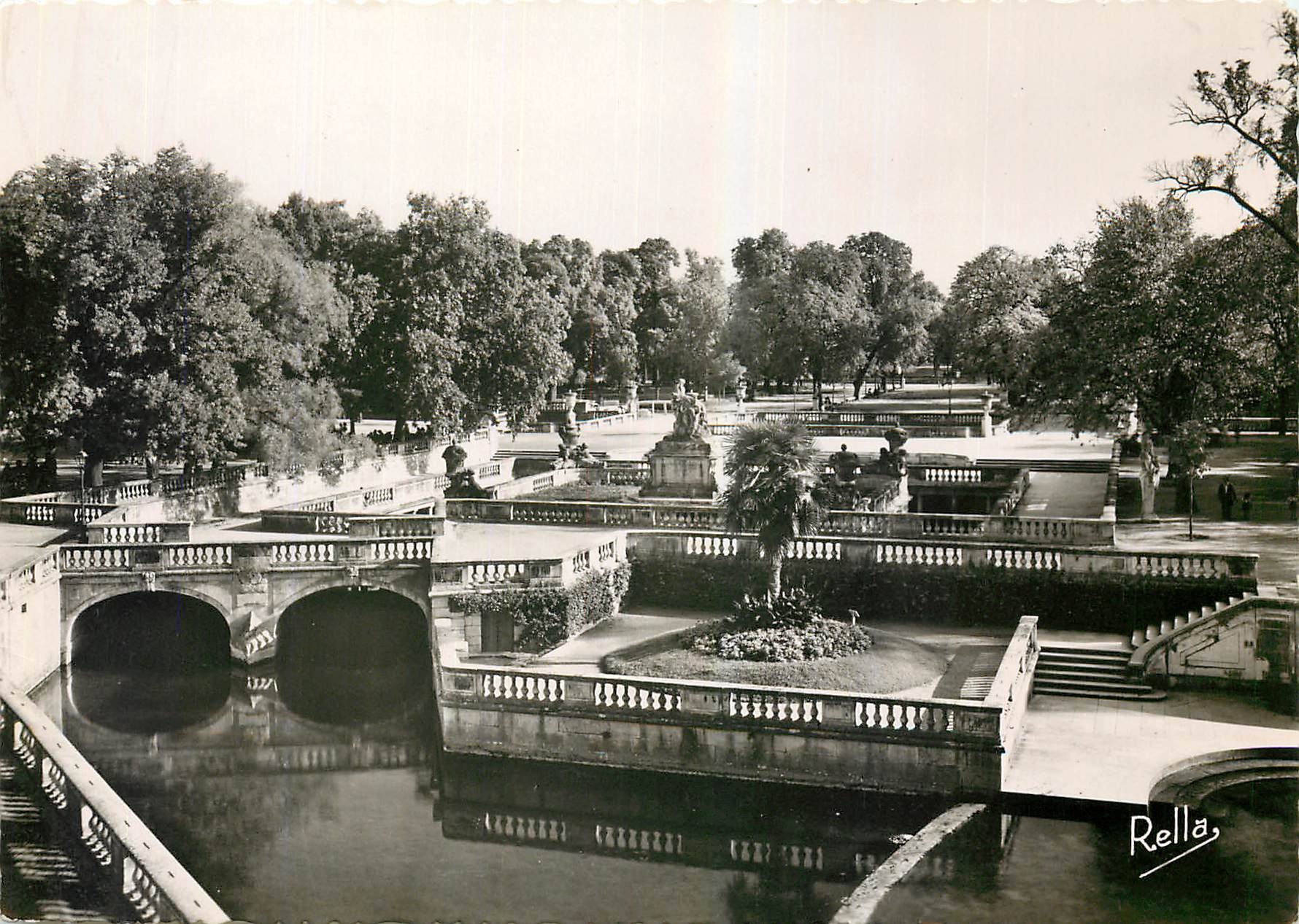 CPM Nimes Gard Le Jradin de la Fontaine 