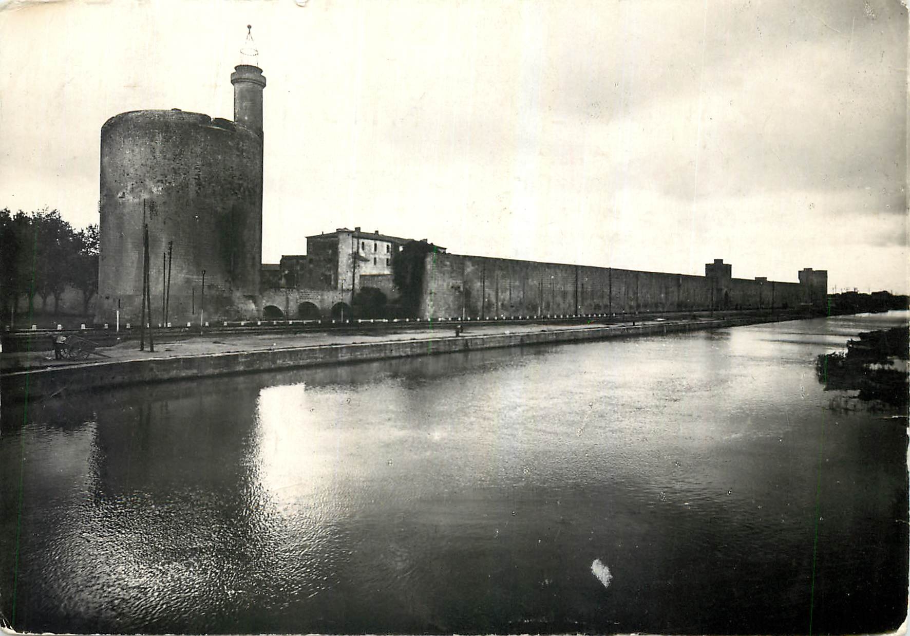 CPM Aigues Mortes Gard Les Remparts cote Ouest 
