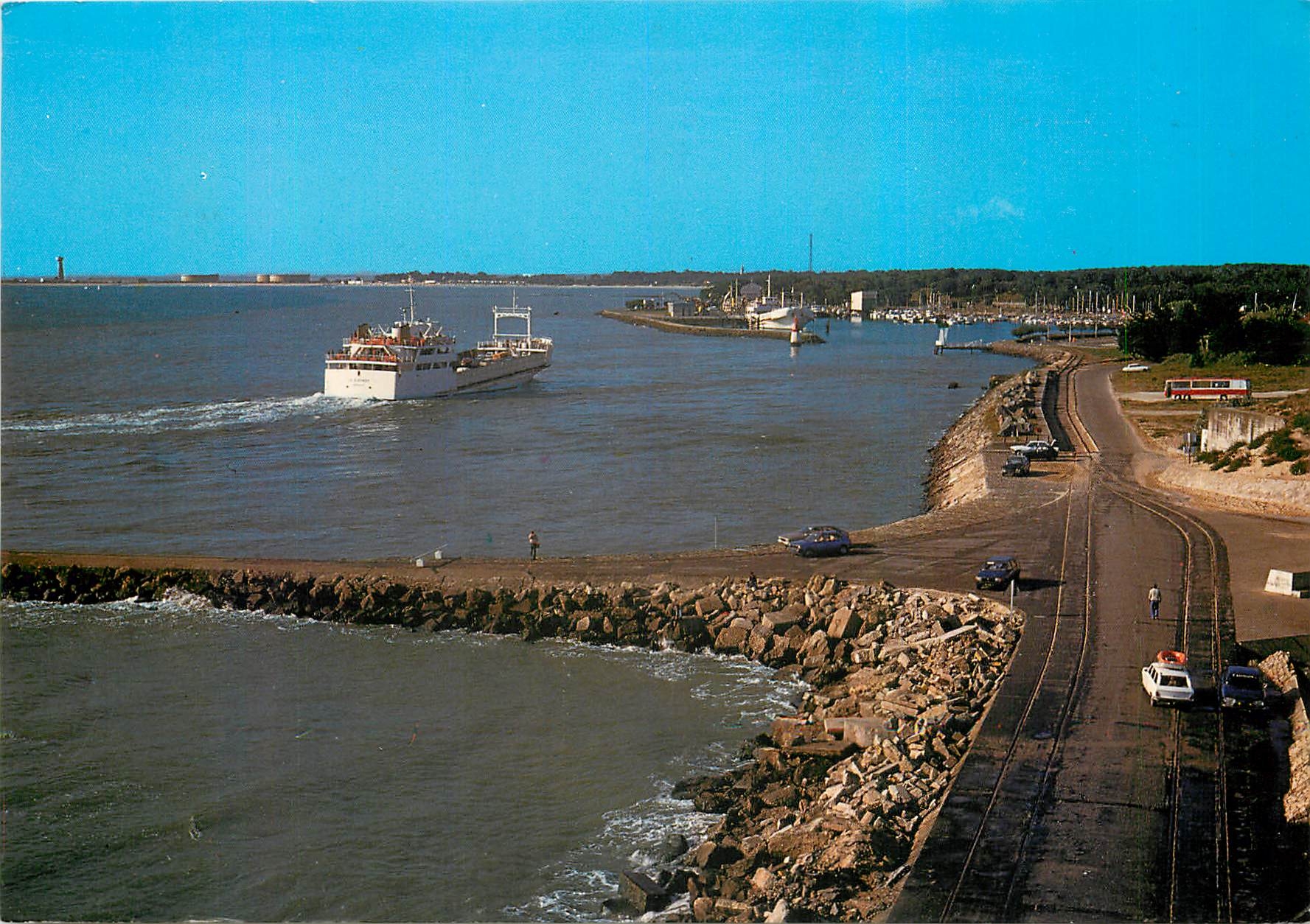 CPM Pointe de Grave Gironde Le port et un des bacs Effestuant la traversee Royan pointe de Grave 