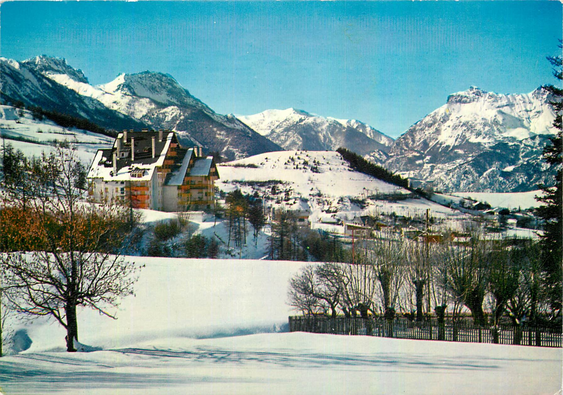 CPM Le Sauze Barcelonnette Alpes du Sud Vue impenable au premier plan le Super Chalet Soleil du Sauz