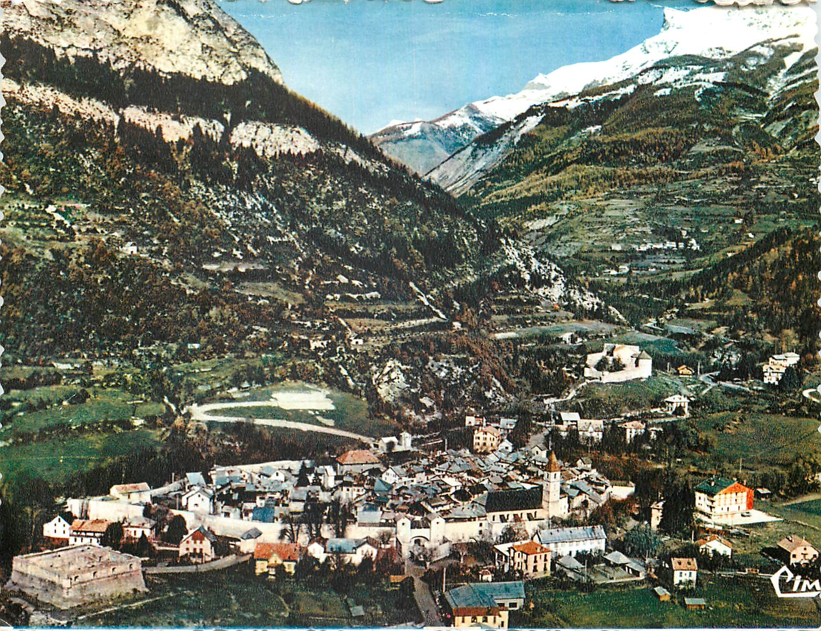 CPM Colmars les Alpes Vue generale aerienne avec le Fort de Savoie et le Fort de France au fond le h