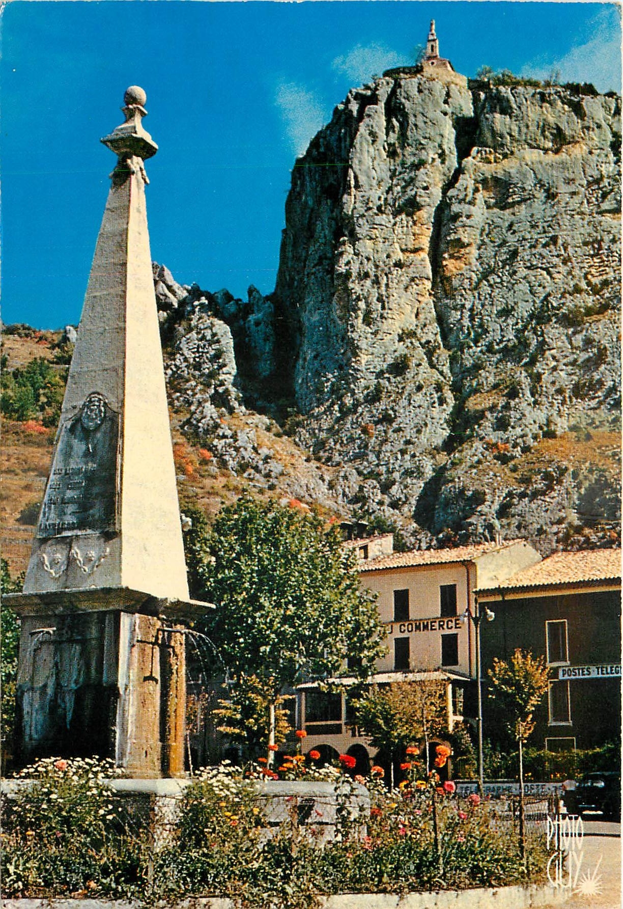 Castellane (Basses-Alpes) — Ansicht von Le Roc und Notre-Dame du Roc — Editions Photoguy, Nice