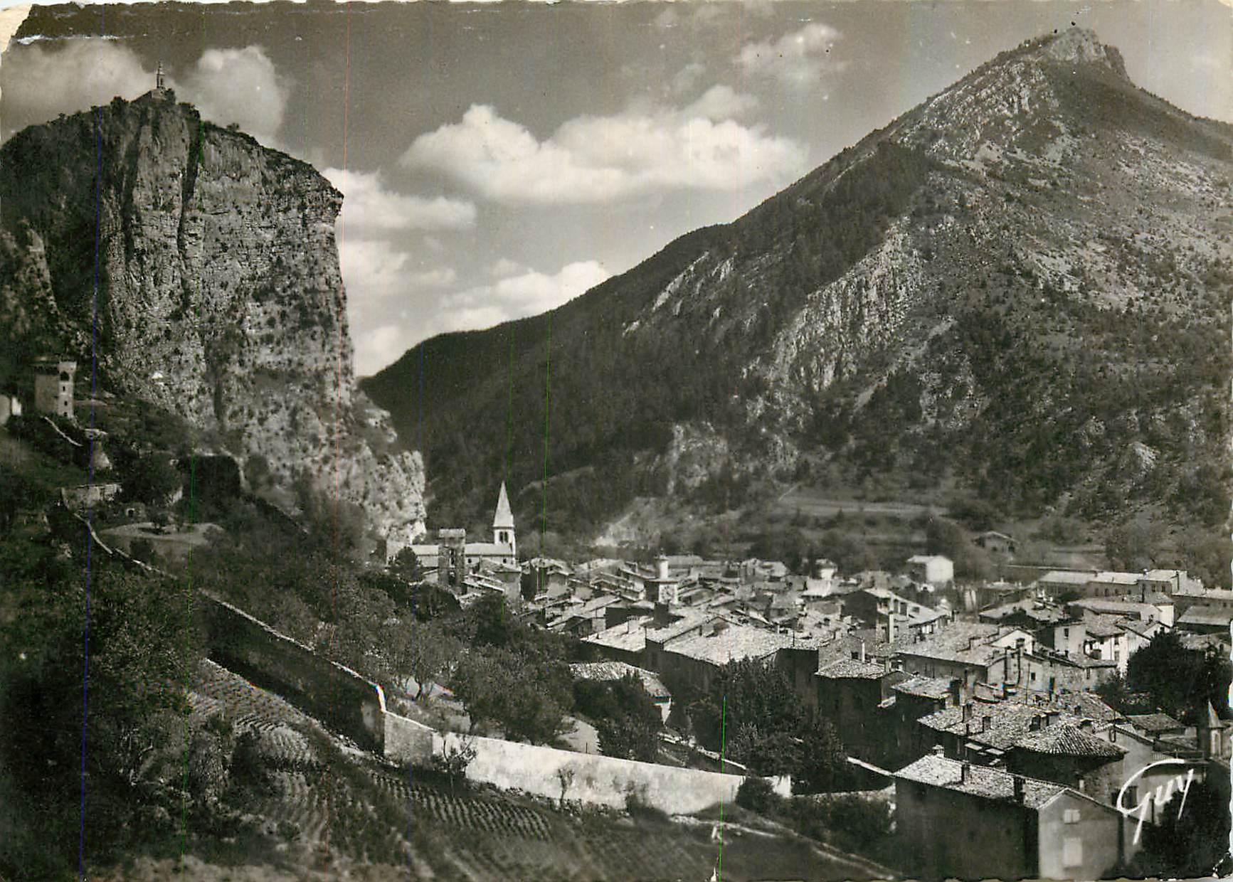 CPM Castellane Vue generale A Gauche le Roc dominant la ville 