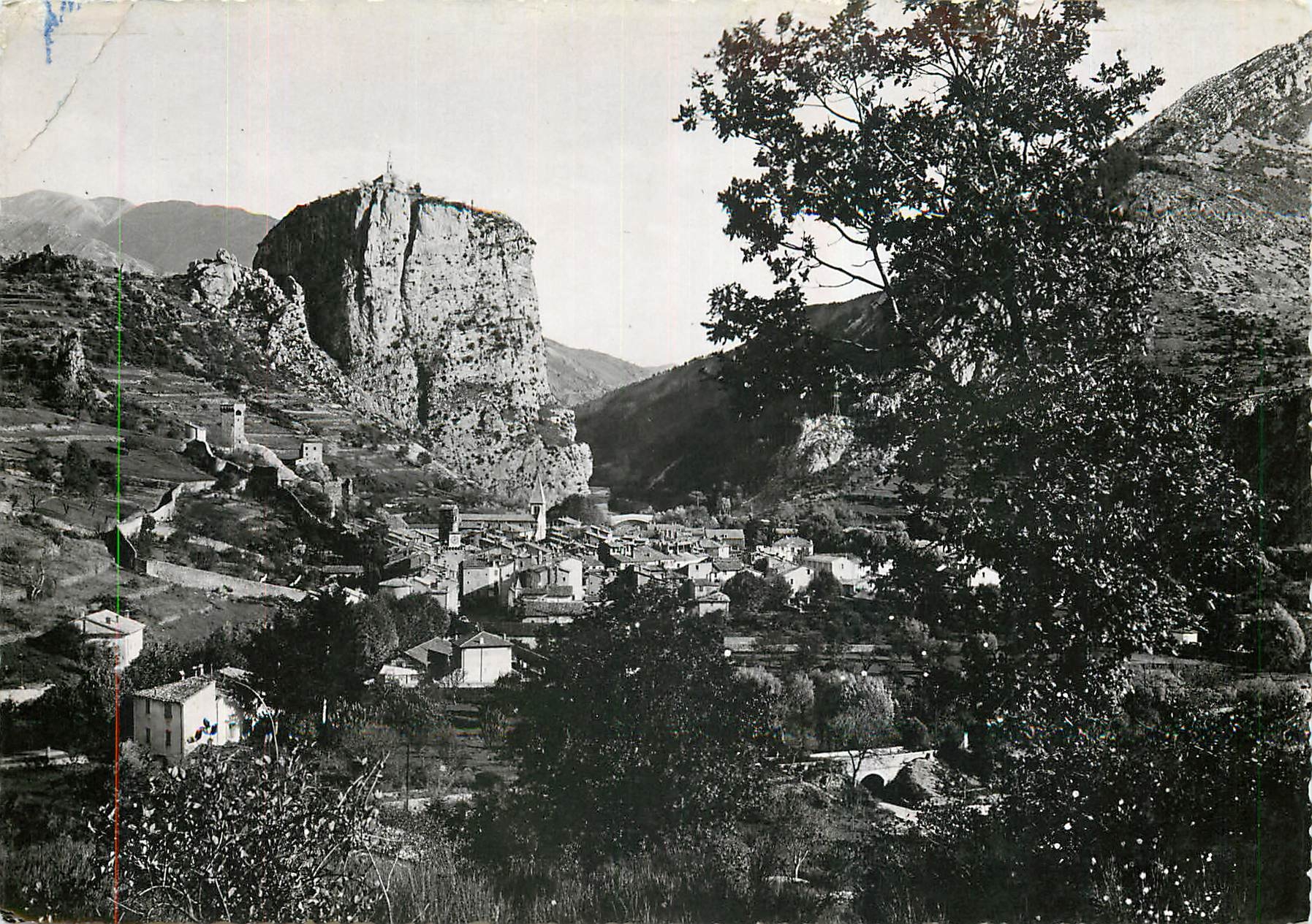 CPM Castellane en Provence sur la Route Napoleon vue generale le Roc et les remparts 