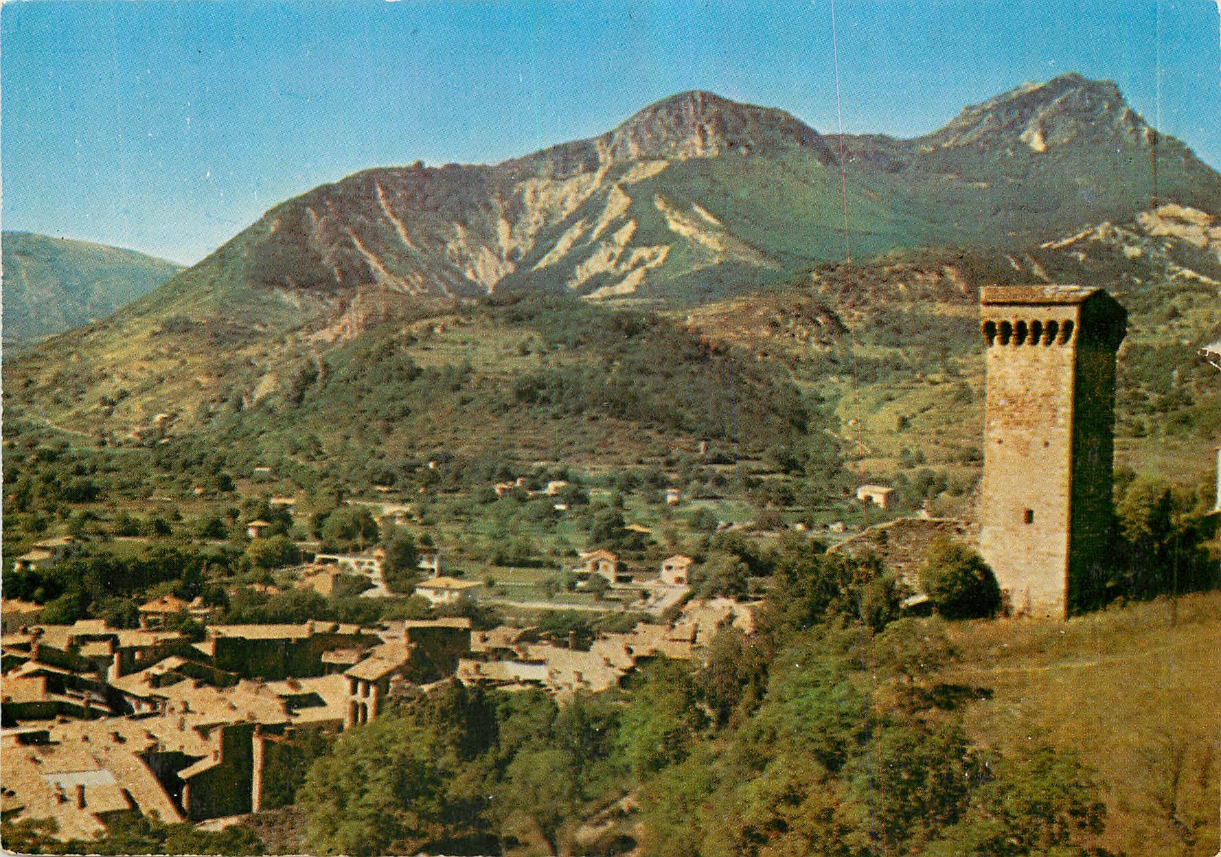 CPM Paysages de France Castellane Basses Alpes A droite la Tour Pentagonale 