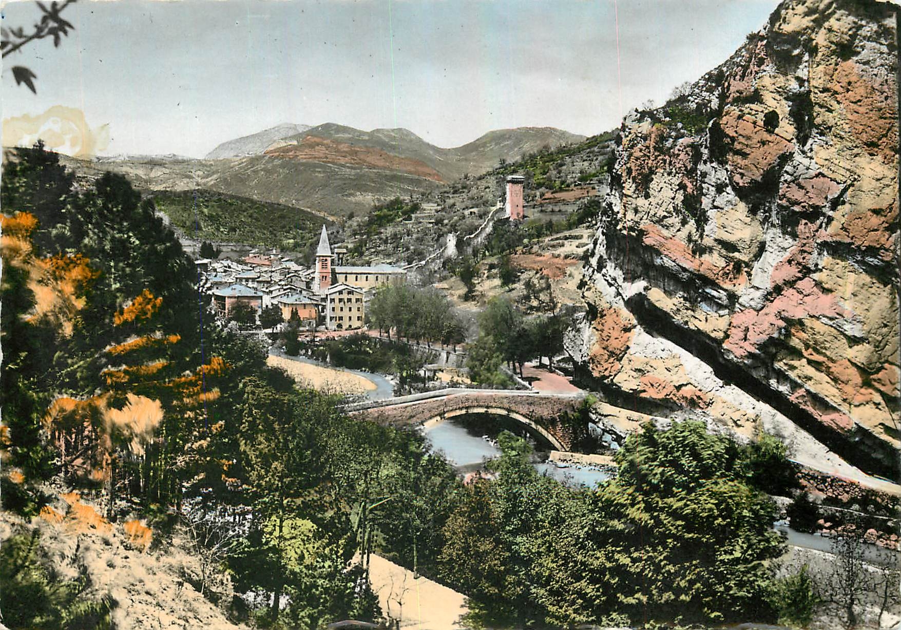 CPM Castellane B A sur la Route Napoleon Le Pont Napoleon et la Ville 
