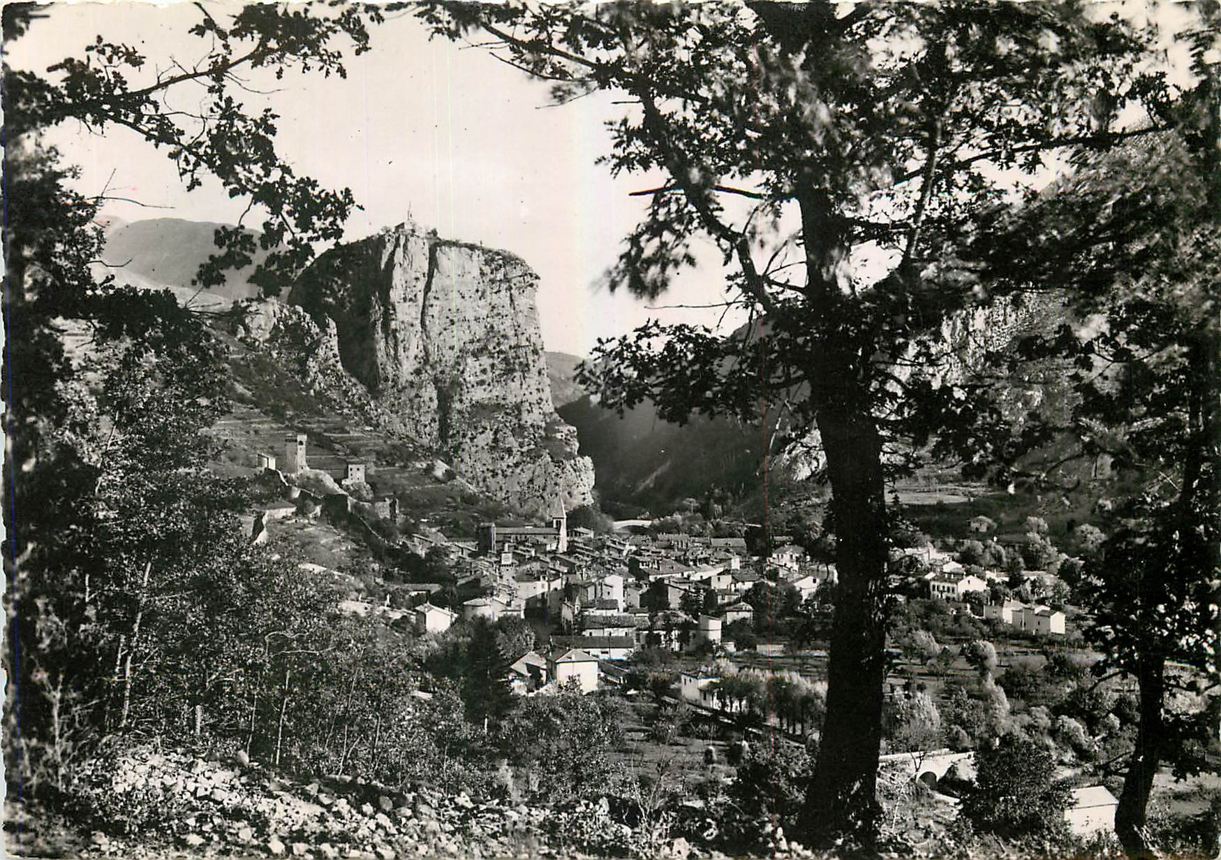 CPM Castellane B A sur la Route Napoleon Vue Generale et le Roc 