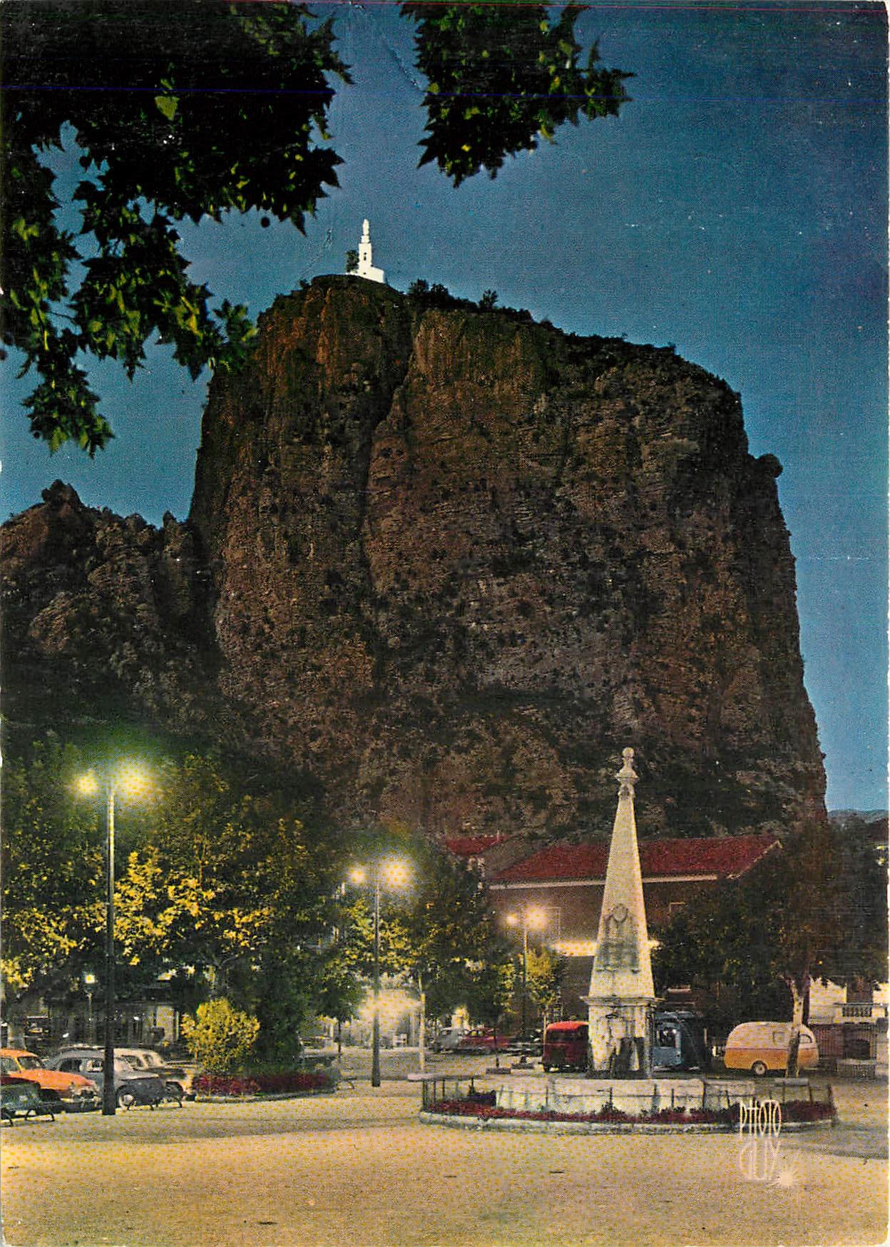 CPM Paysages de France Castellane Alpes de Haute provence Vuc nocturne de la grand place dominee par