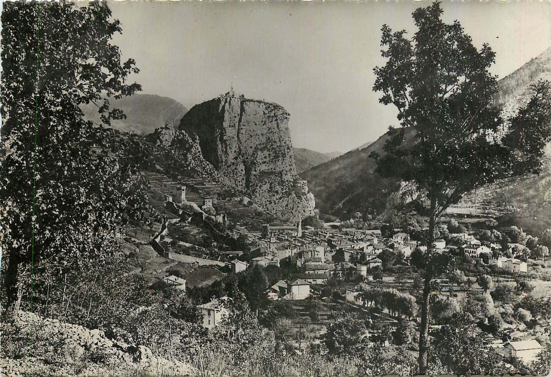 CPM Castellane Sur la Route Napoleon Station estivale a proximite des gorges du VERdon 