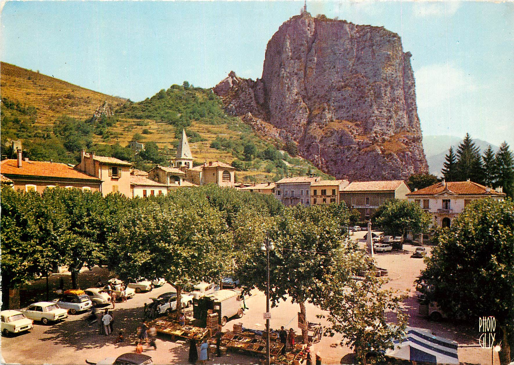 CPM Paysages de France Castellane Basses Alpes Le Roc et Notre Dame du Roc dominant la Ville 
