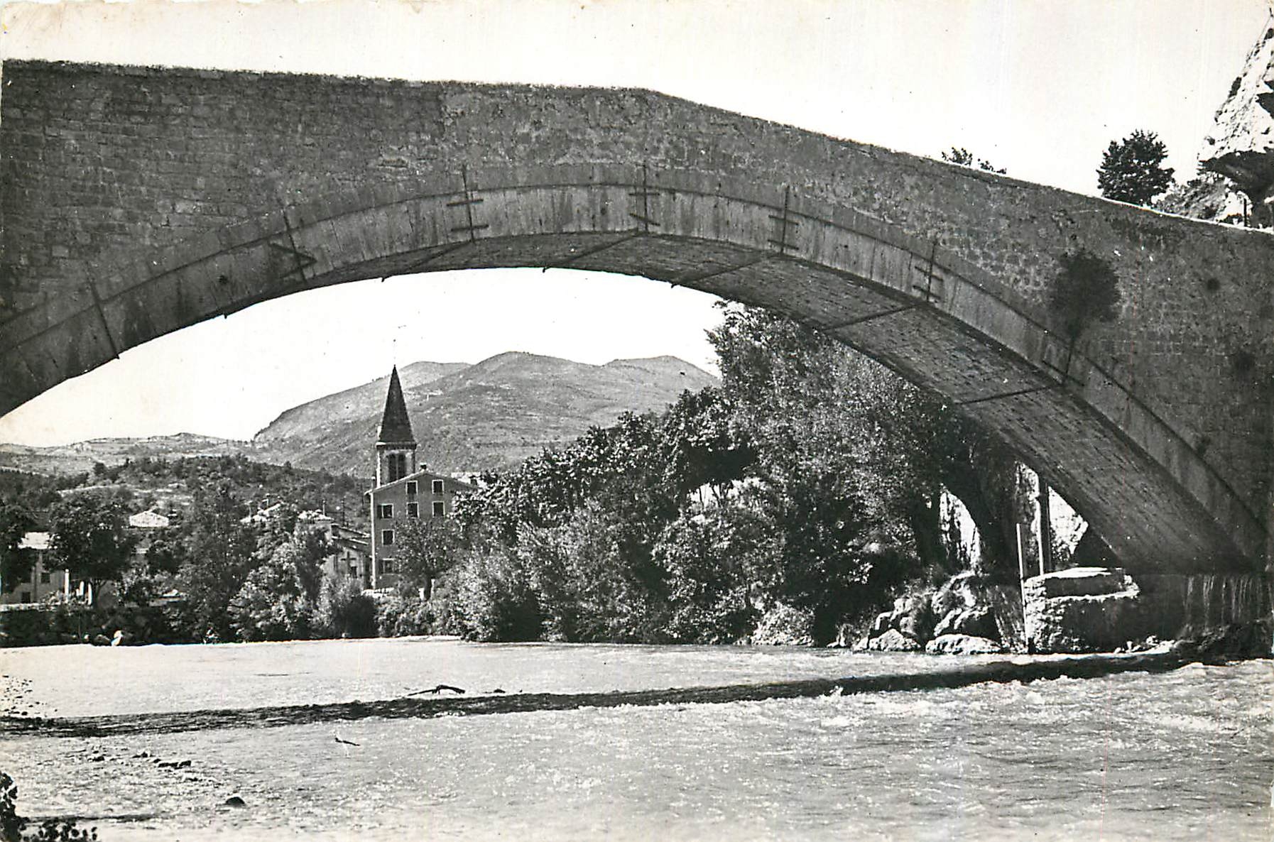 CPM Castellane Le Pont Napoleon et l'Eglise 