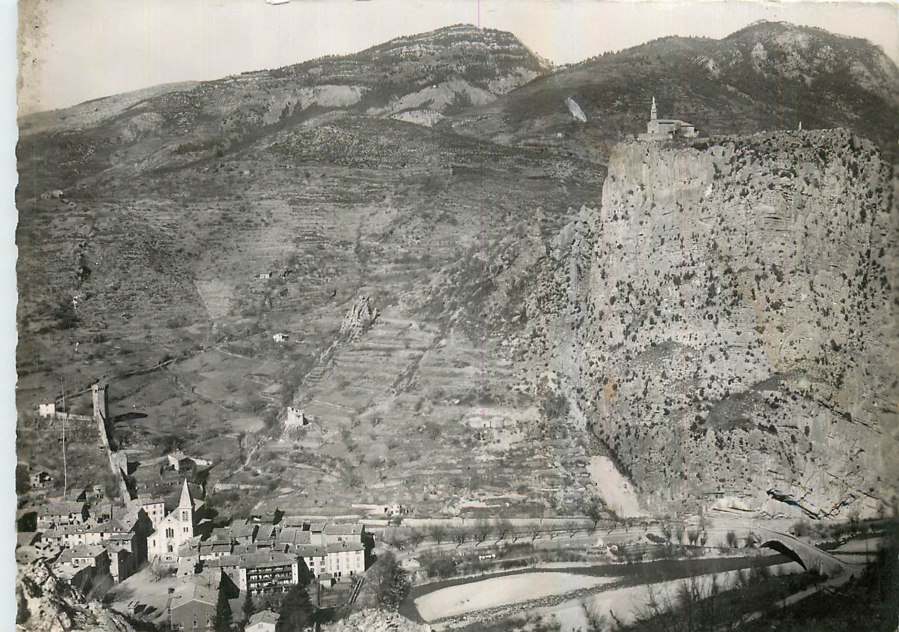 CPM Castellane B A Notre Dame du Roc le Pont Napoleon et l'Eglise  
