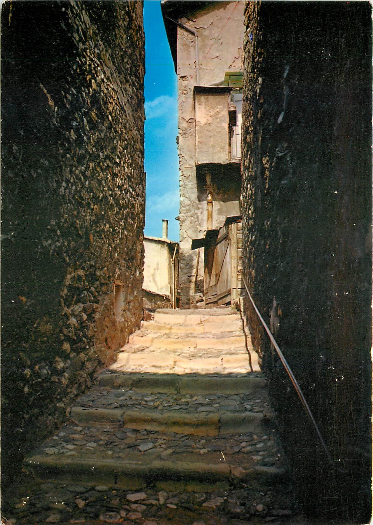 Ruelle étroite à Digne-les-Bains — vue en contre-jour — Imprimerie Combier, Macon