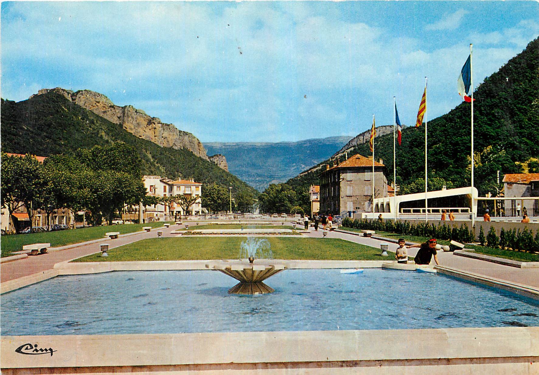 CPM Digne Alp de Hte Prov Le Jardin Public Bayetti au fond la Barre de Dourbes 