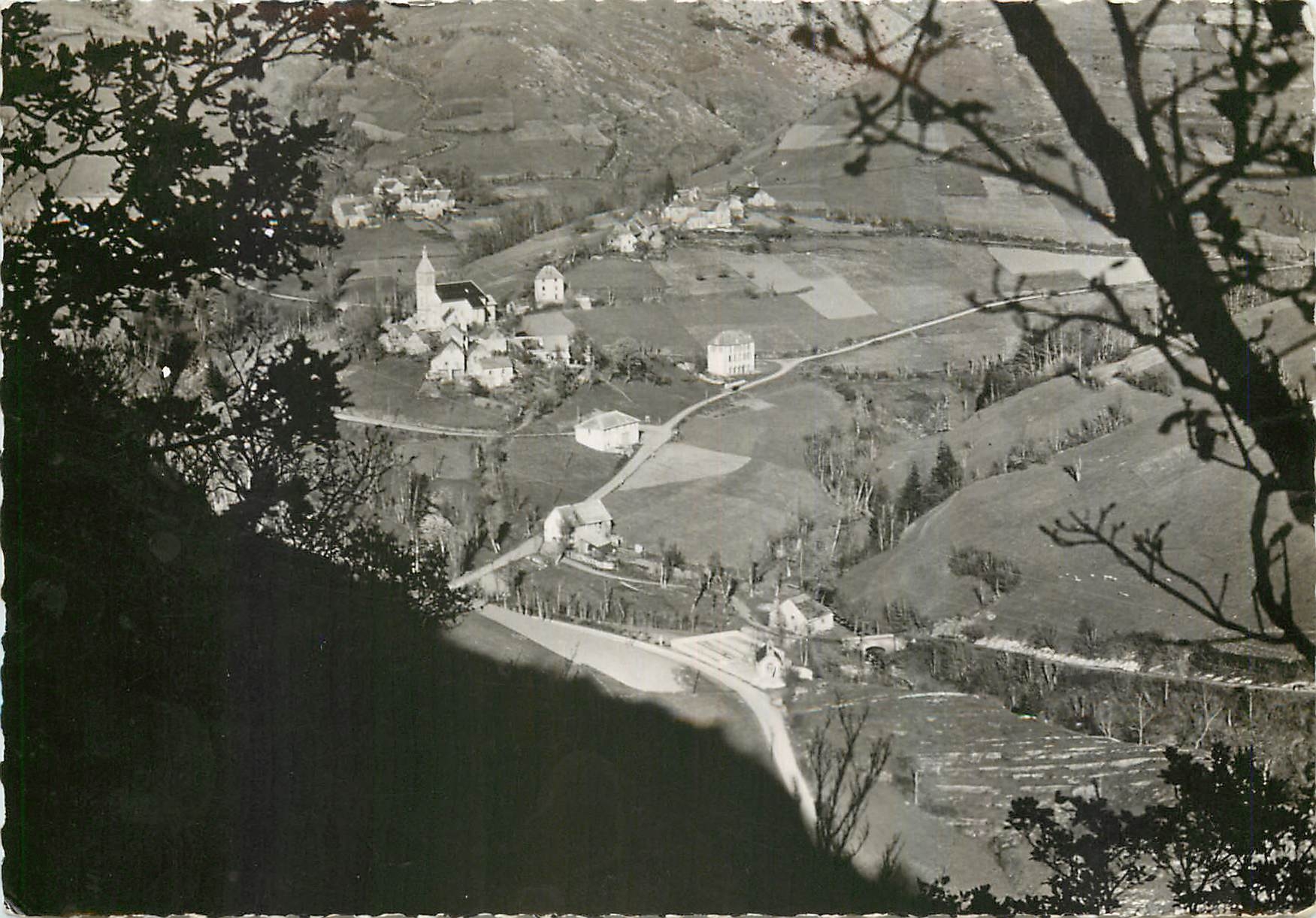 La Salette-Fallavaux — Vue plongeante sur le Cimetière des Canadiens et l'Église Paroissiale — Sanctuaire de la Salette