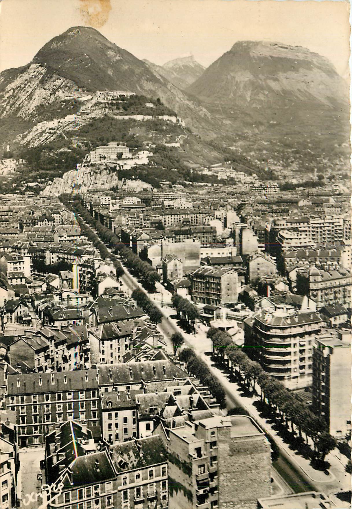 Grenoble — Vue prise par avion sur le Cours Jean-Jaurès et le massif de la Chartreuse — Édition d'Art Andrés