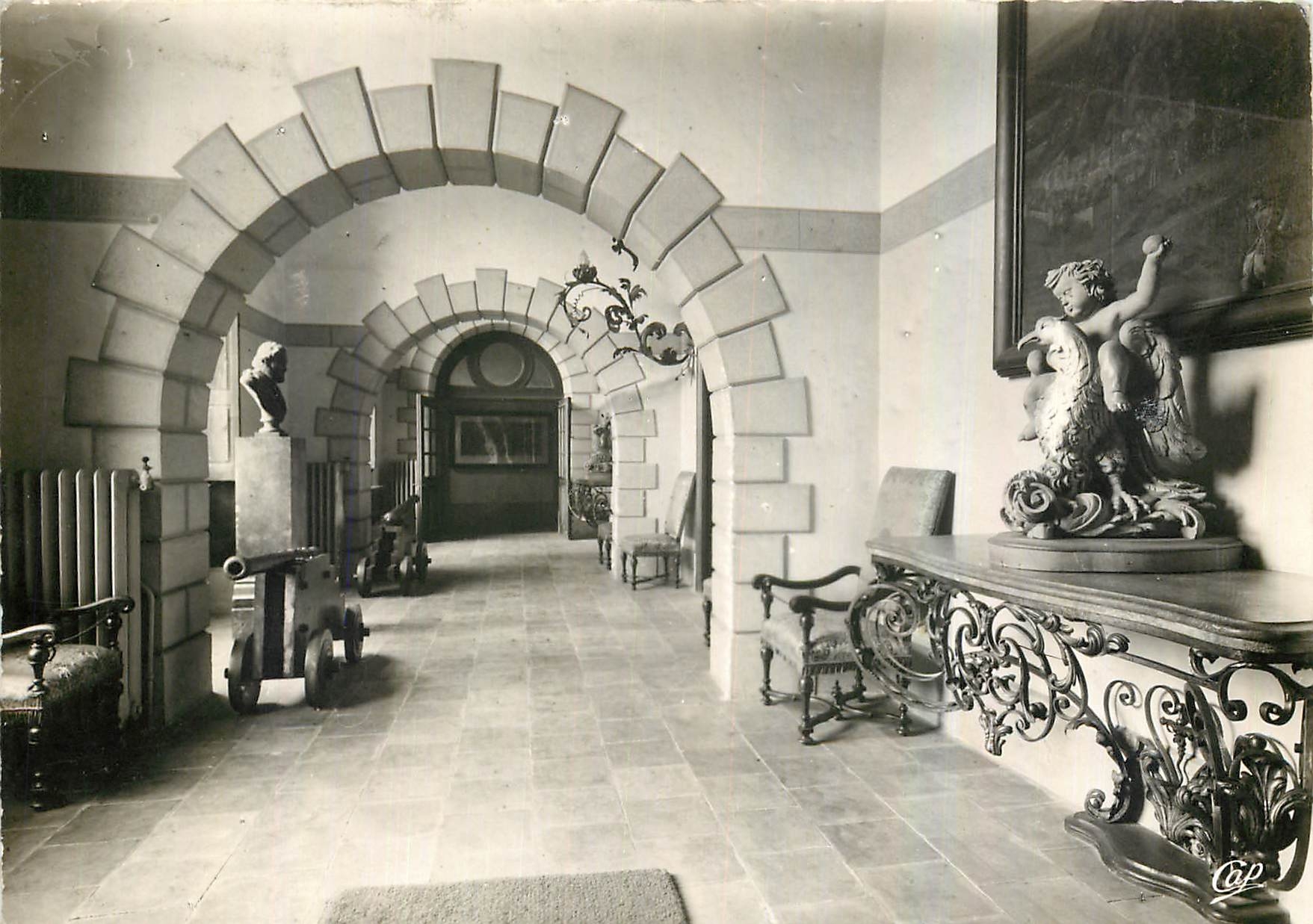 Vizille - Intérieur du Château — La galerie des canons — Cie des Arts Photomécaniques, Paris