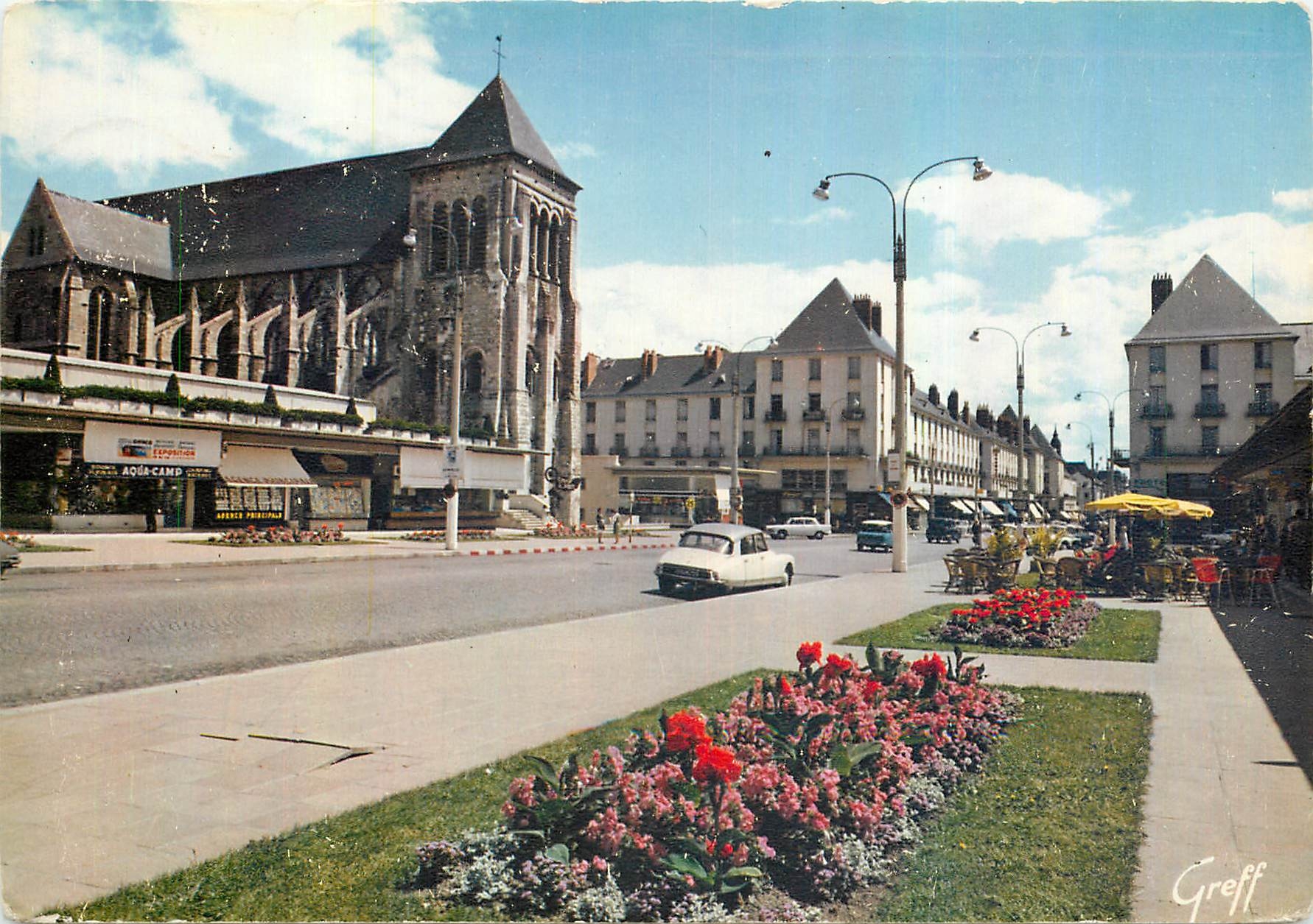 CPM En Touraine Tours Indre et Loire Eglise St Julien et rue Nationale 