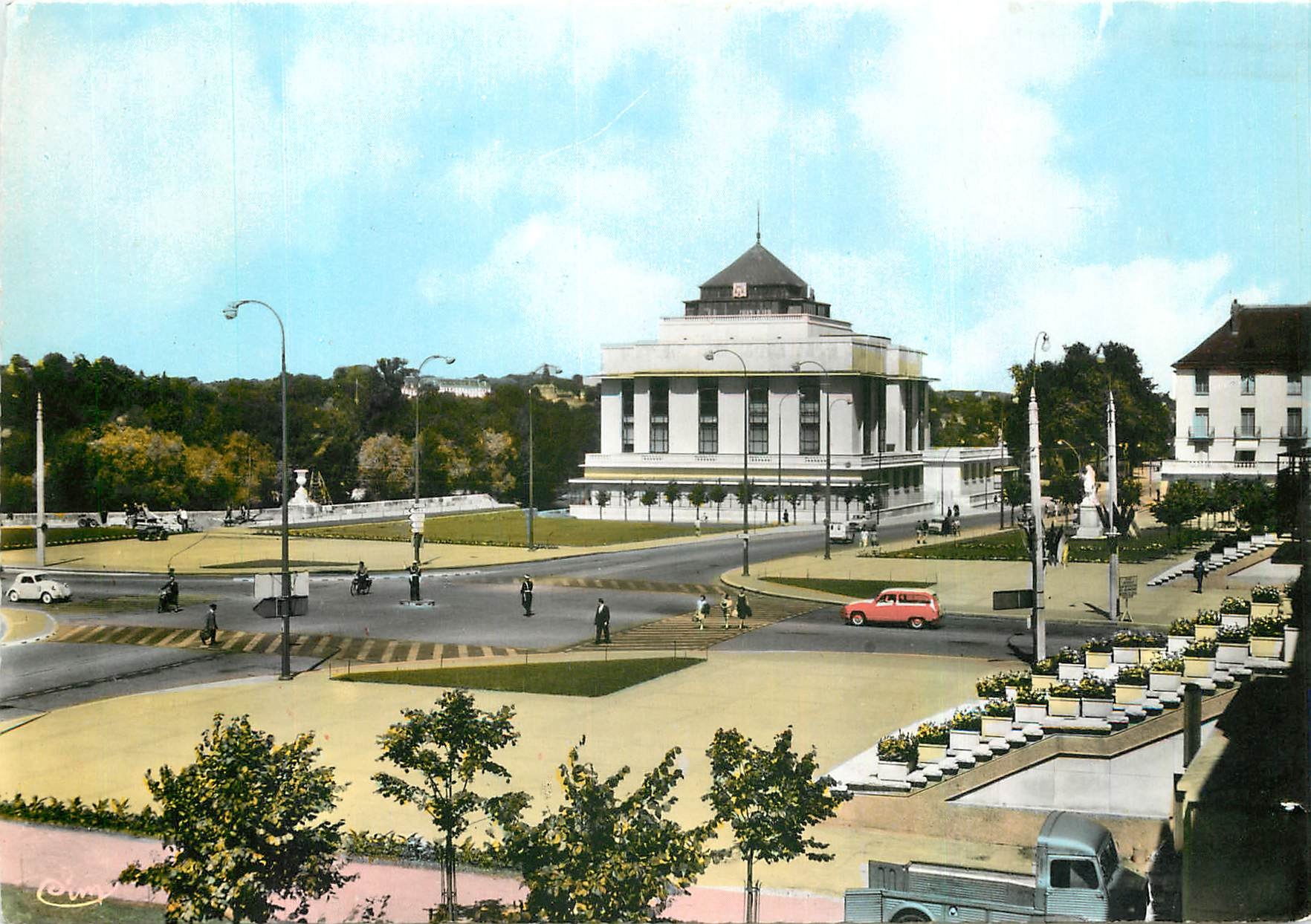 CPM Tours I et L Place Anatole France et la nouvelle Bibliotheque 