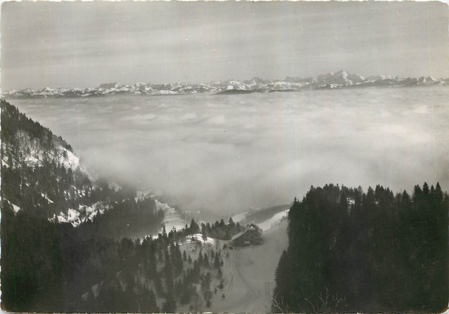 CPM La Route blanche Paris Geneve La mer de brouillards le Mont Blanc et les Alpes vus du Col de la 